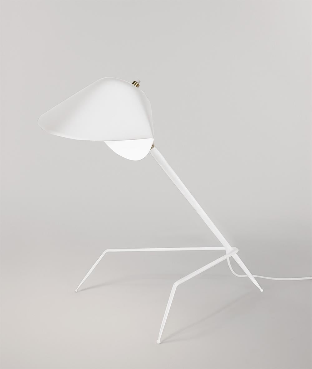 Lampada da tavolo modello 'Tripod Lamp' disegnata da Serge Mouille nel 1954.

Prodotto da Editions Serge Mouille in Francia. La produzione di lampade, applique e piantane è realizzata con tecniche artigianali e con gli stessi materiali e tecniche