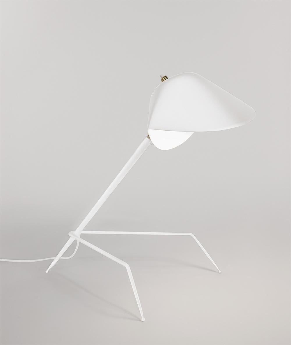 Mid-Century moderno Lampada a treppiede bianca moderna di metà secolo di Serge Mouille in vendita