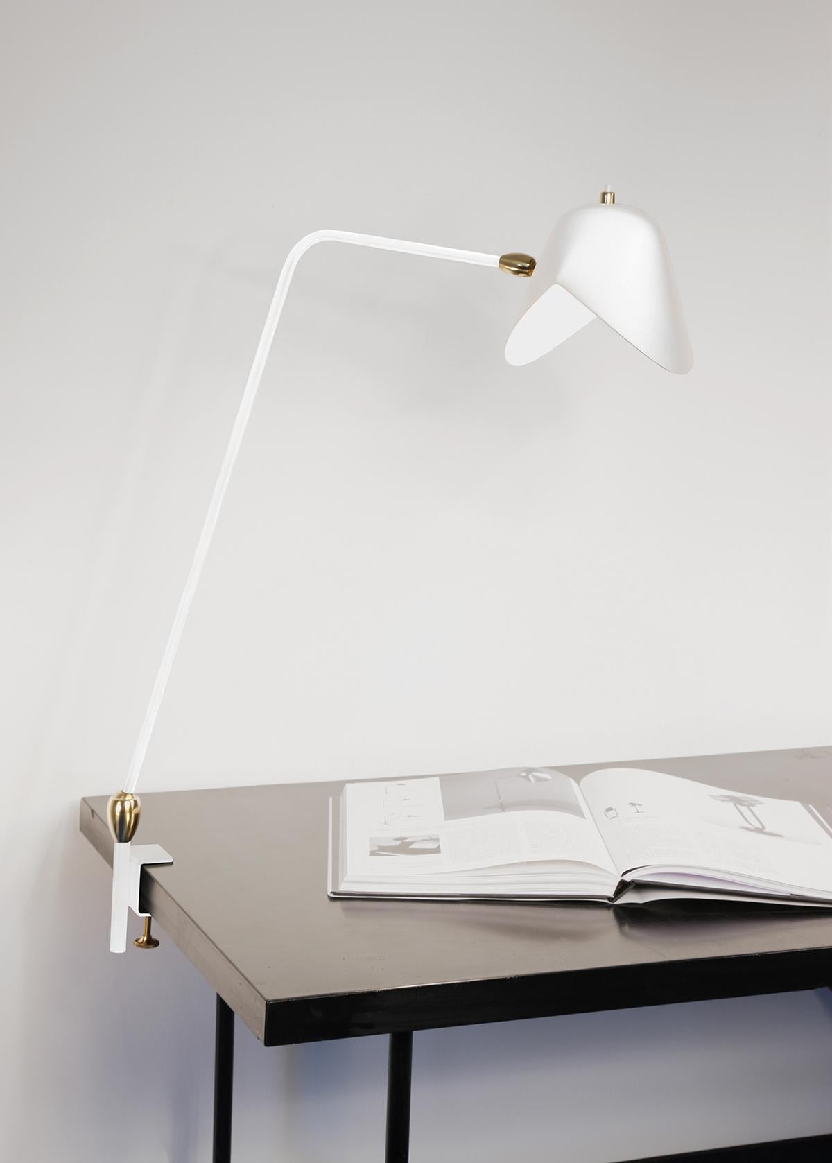 Lampe de table modèle 'Two Swivels Agrafée Table Lamp' conçue par Serge Mouille en 1957.

Fabriqué par les Editions Serge Mouille en France. La production des lampes, des appliques et des lampadaires est réalisée de manière artisanale avec les mêmes