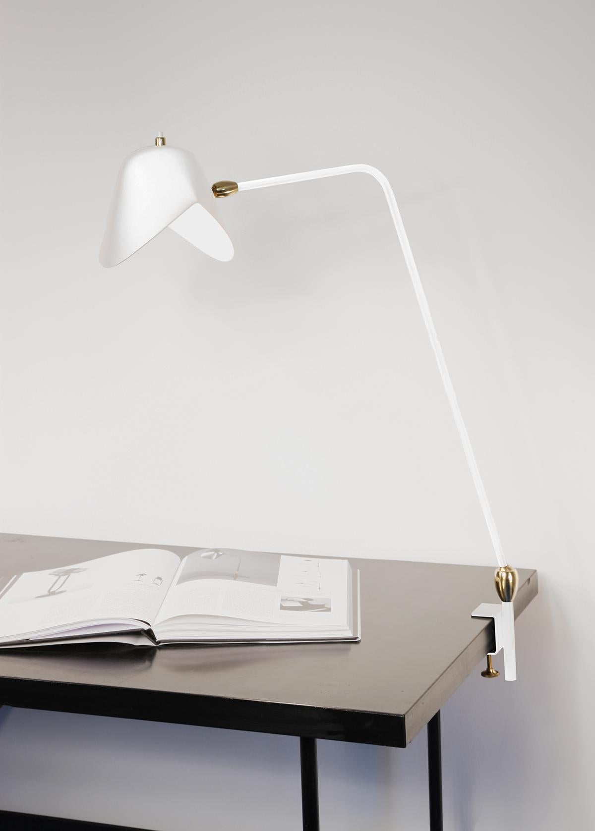 Lampe de table modèle 'Two Swivels Agrafée table lamp' conçue par Serge Mouille en 1957.

Fabriqué par Collection Serge Mouille en France. La production des lampes, des appliques et des lampadaires est réalisée de manière artisanale avec les mêmes