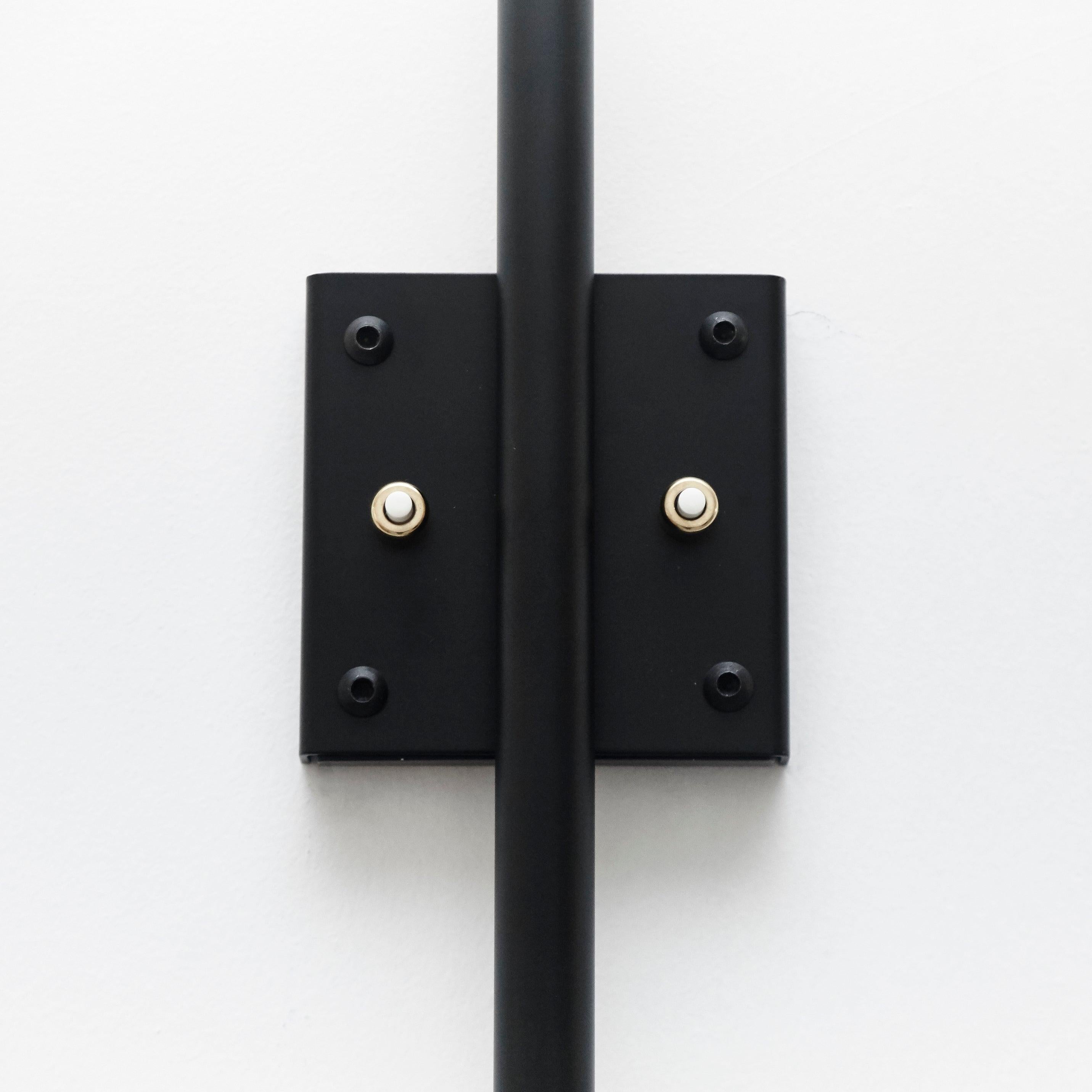 Serge Mouille Lampada da parete moderna nera a due bracci dritti e curvi rotanti in vendita 4
