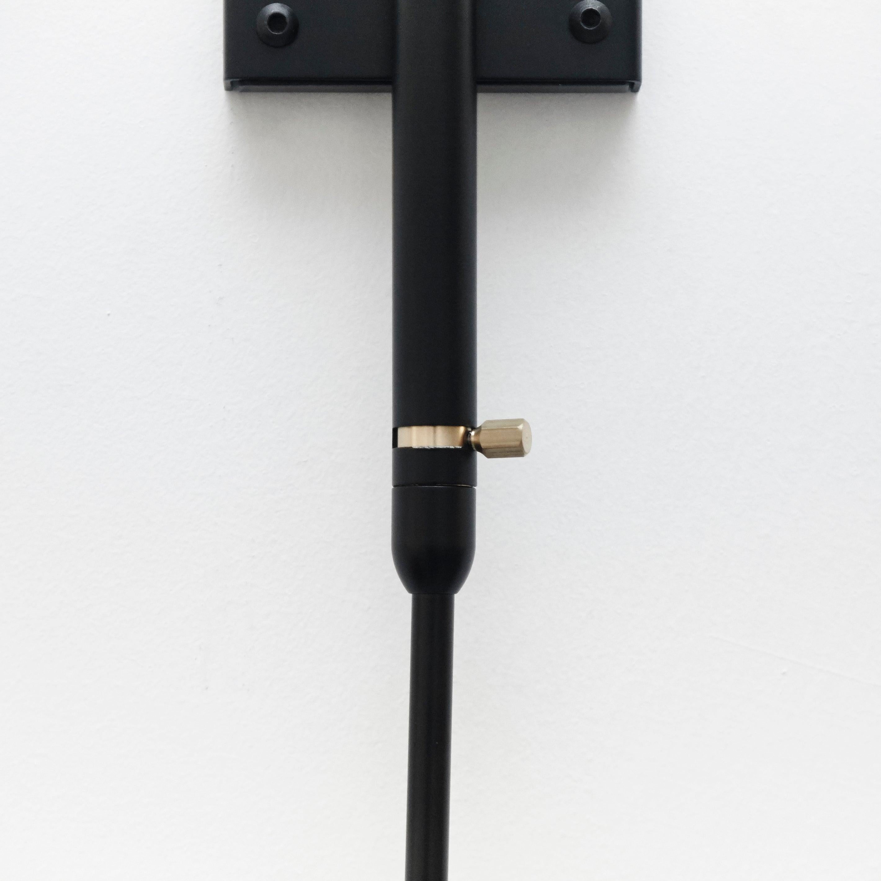 Serge Mouille Lampada da parete moderna nera a due bracci dritti e curvi rotanti in vendita 5