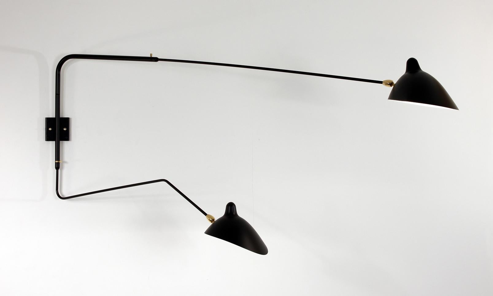 Applique murale modèle 'Two Rotating Straight-Curved Arms Wall Lamp' conçue par Serge Mouille en 1954.

Fabriqué par les Editions Serge Mouille en France. La production des lampes, des appliques et des lampadaires est réalisée de manière
