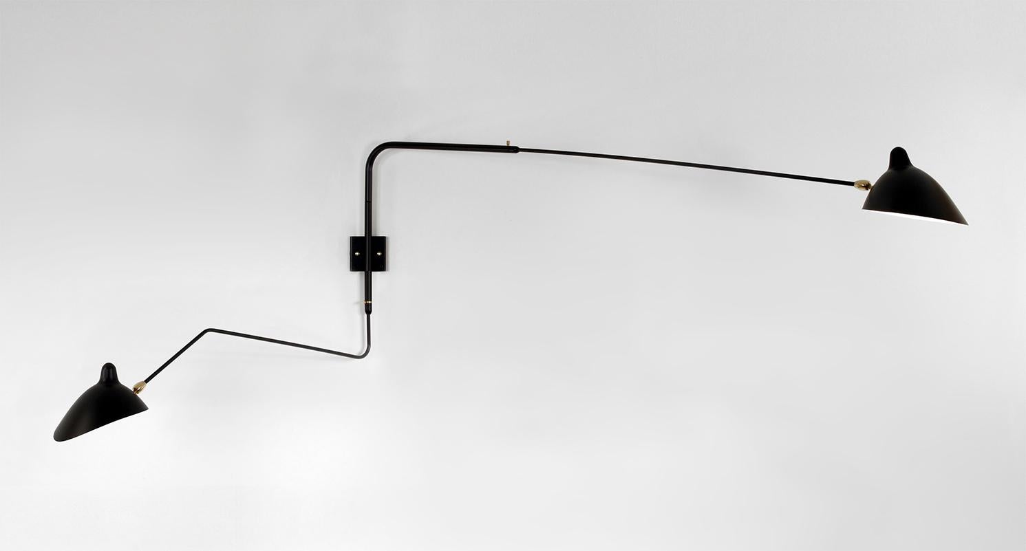 Lampada da parete modello 'Two Rotating Straight-Curved Arms Wall Lamp' disegnata da Serge Mouille nel 1954.

Prodotto da Editions Serge Mouille in Francia. La produzione di lampade, applique e piantane è realizzata con tecniche artigianali e con