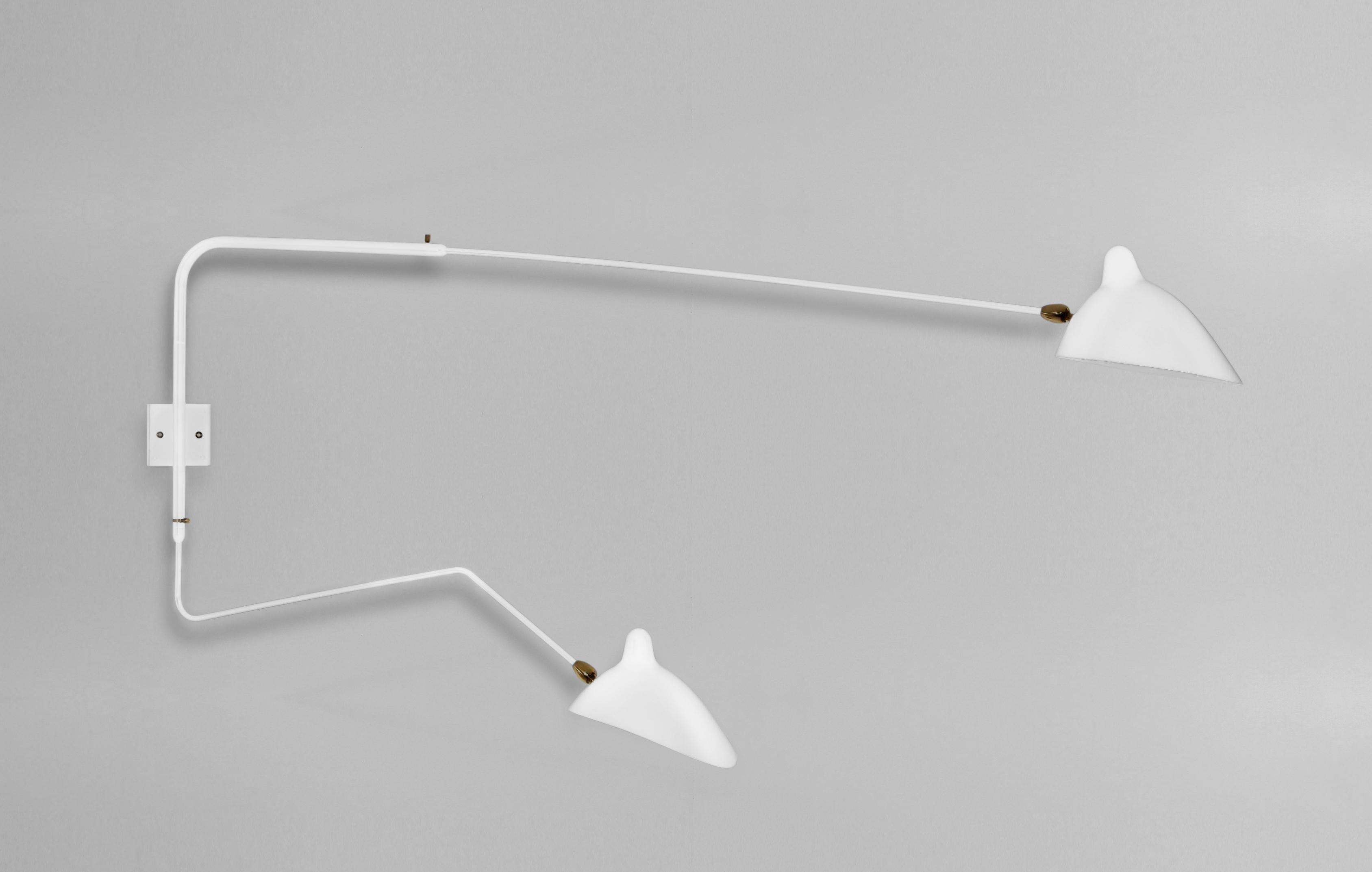 Modèle de lampe murale 'Two Rotating Straight-Curved Arms Wall Lamp' conçu par Serge Mouille en 1954.

Fabriqué par les Editions Serge Mouille en France. La production des lampes, des appliques et des lampadaires est réalisée de manière artisanale