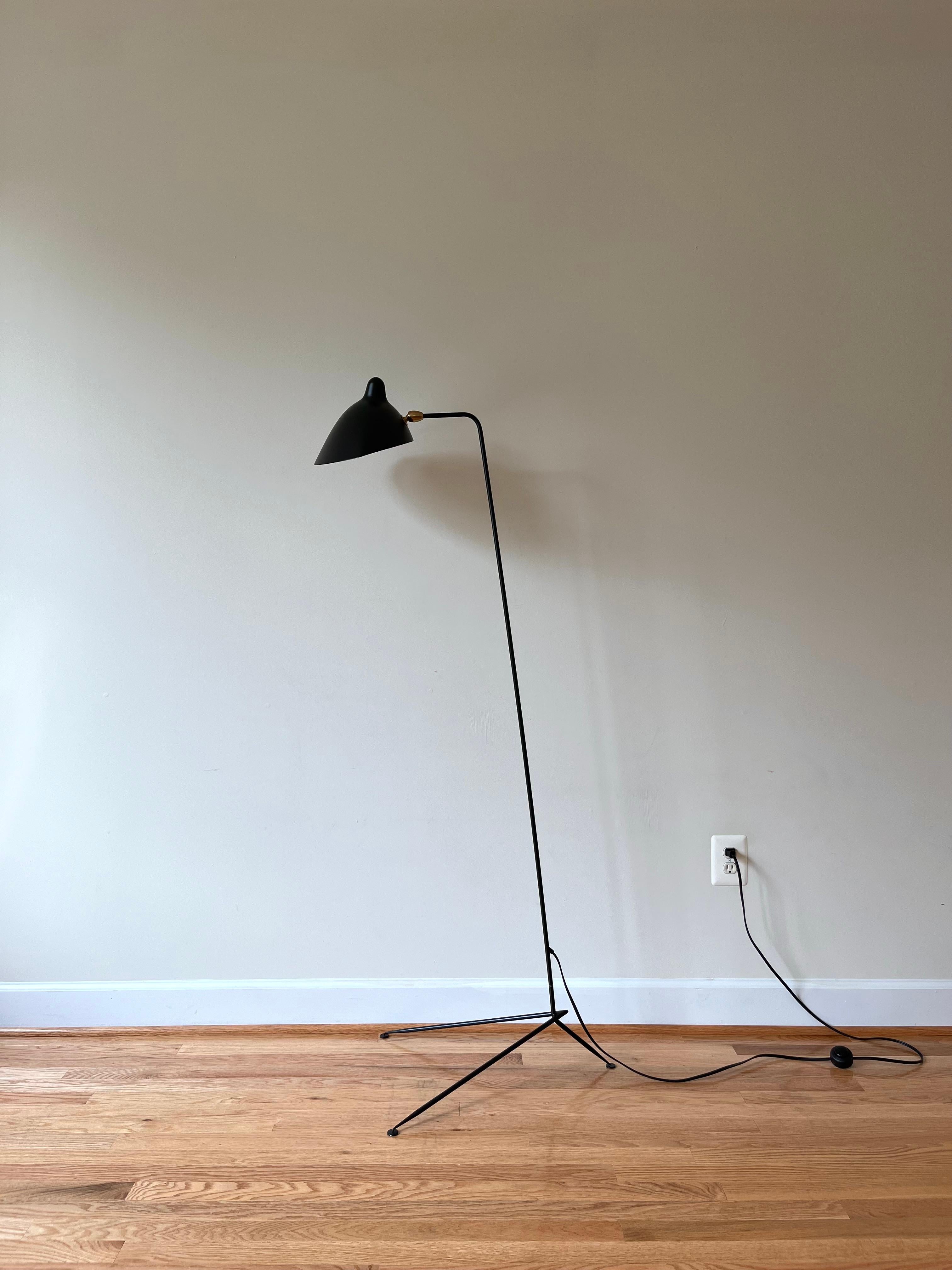 Le lampadaire de Serge Mouille (1952) a une esthétique cinétique et sculpturale qui évoque une sensation de mouvement dans l'espace. Tous les signes distinctifs de Mouille sont présents : la forme sensuelle du réflecteur, la maîtrise du travail du