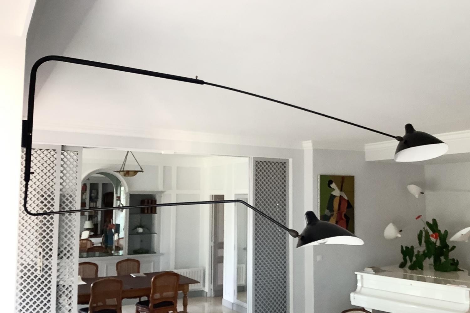 Descripción:
El brazo recto largo de este candelabro es de 69 pulgadas, lo que permite iluminar más profundamente una habitación cuando es necesario, mientras que el brazo más corto mantiene la iluminación más cerca de la pared. La máxima