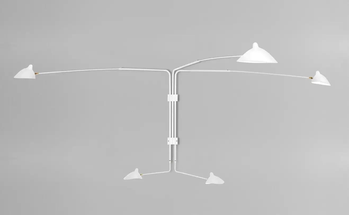 Un'applique più grande con due bracci lunghi identici e tre bracci più corti di lunghezza variabile, questa lampada può illuminare un'ampia area di una parete o di una stanza. Ogni testa della lampada ruota e si inclina.

Disponibile in bianco o
