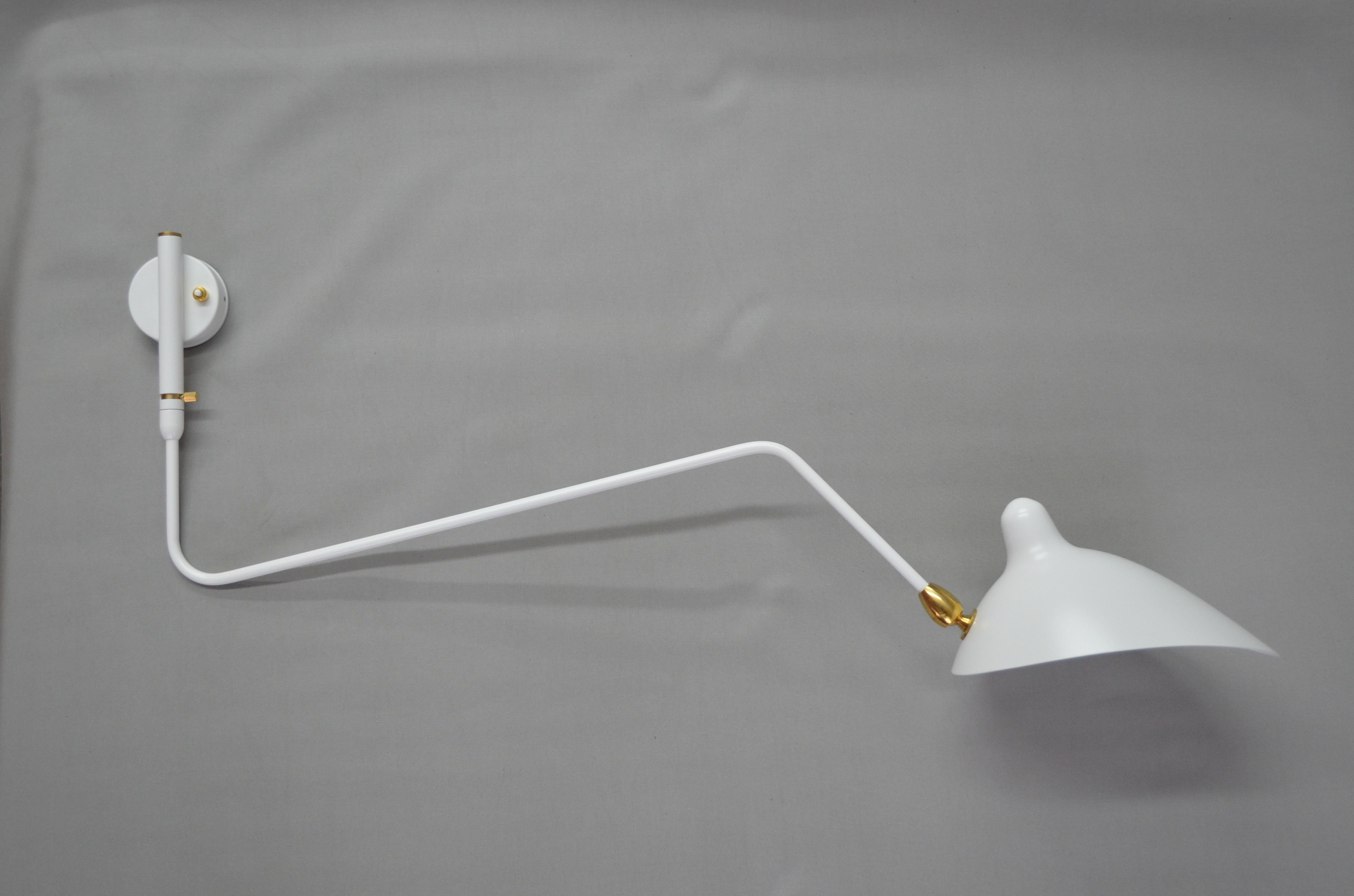 L'applique curva a un braccio è elegante e pratica, in quanto può essere utilizzata in diverse applicazioni di design. Il paralume si inclina e ruota su un supporto in ottone, mentre il braccio oscilla, offrendo un'opzione di illuminazione molto