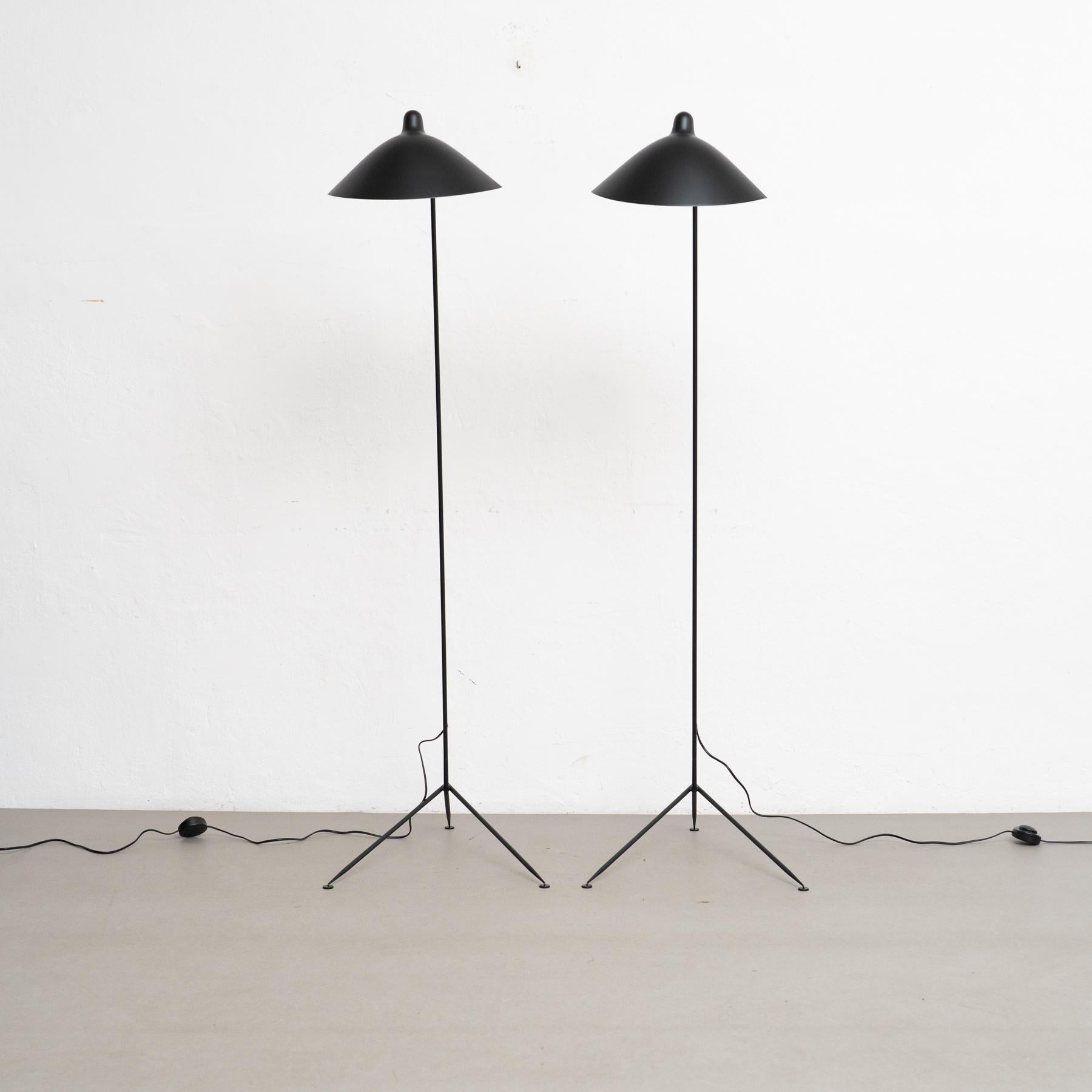 Mid-Century moderno Serge Mouille Set di due lampade a stelo nere a un braccio della modernità di metà secolo in vendita