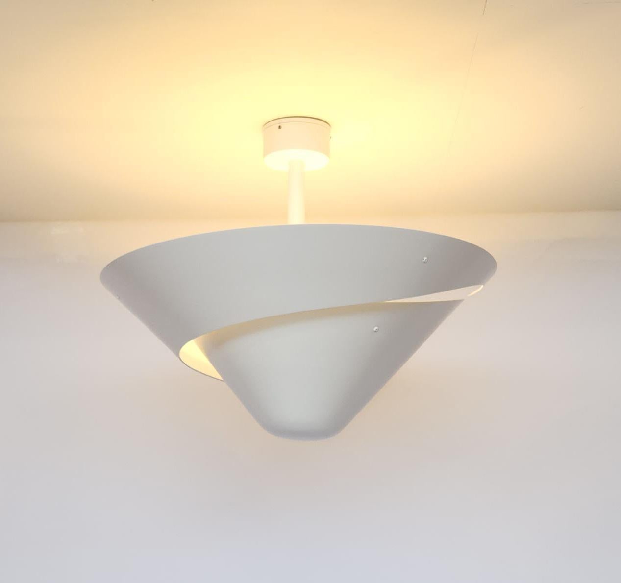 Mid-Century Modern Serge Mouille - Small Snail Ceiling Lamp in White For Sale