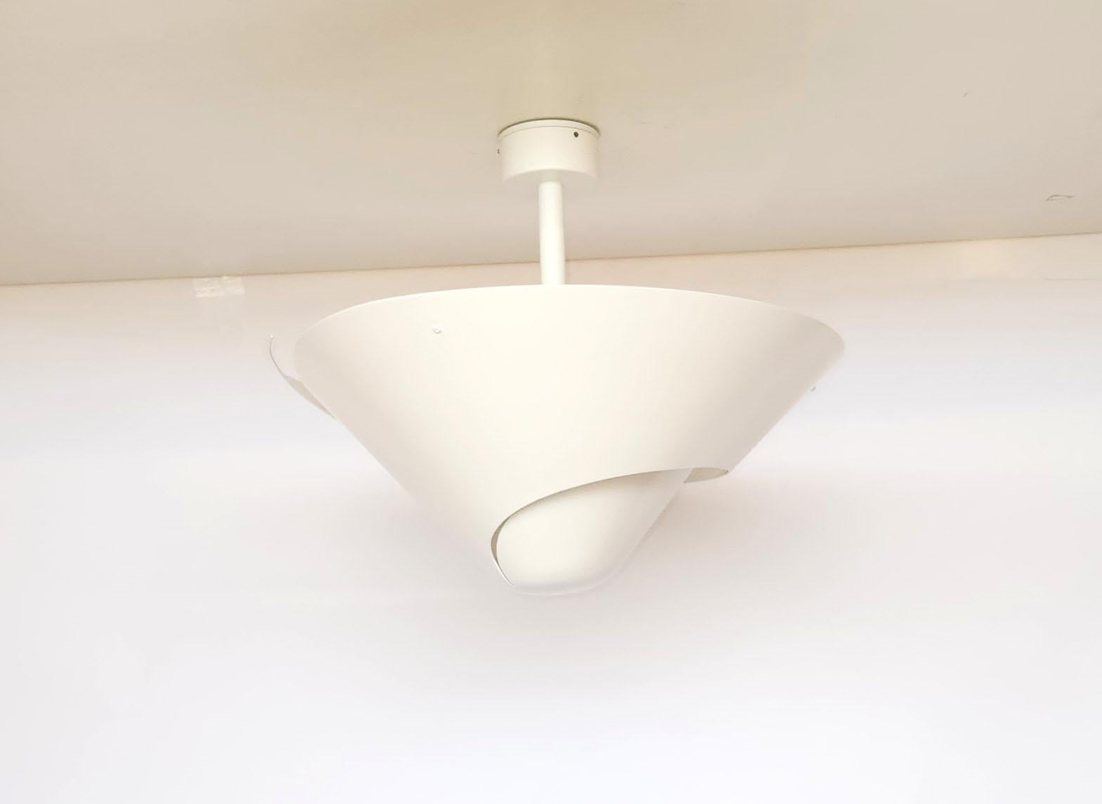 Serge Mouille - Small Snail Ceiling Lamp in White In New Condition For Sale In Stratford, CT