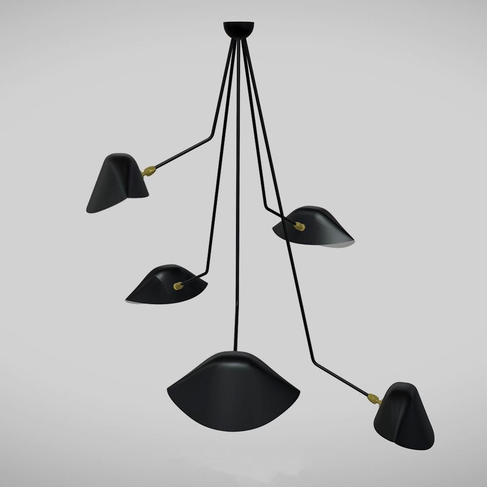 DESCRIZIONE: 
Un lampadario tanto ispirato quanto imponente, questo nuovo design si discosta notevolmente dalla lampada da soffitto Spider originale. Cinque bracci fissi di diverse lunghezze scendono dal baldacchino prima di allargarsi ad angoli