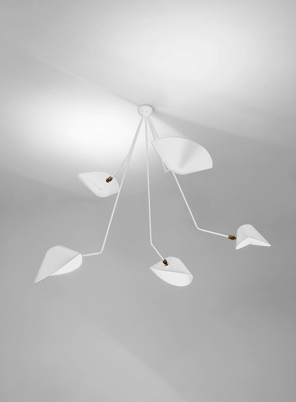 Un lampadario tanto ispirato quanto impressionante, questo nuovo design si discosta in modo significativo dalla lampada da soffitto Spider originale, con cinque bracci fissi di diverse lunghezze che scendono dal baldacchino prima di allargarsi ad