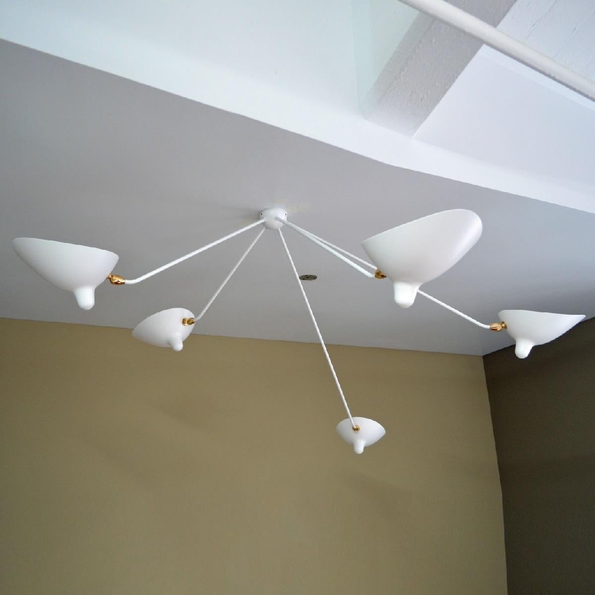L'eleganza nella forma e nella funzione sono i tratti distintivi di una lampada di Serge Mouille. Questa lampada da soffitto con paralumi regolabili su cinque bracci fissi è un design antico e pratico che funziona bene come fonte di luce primaria.