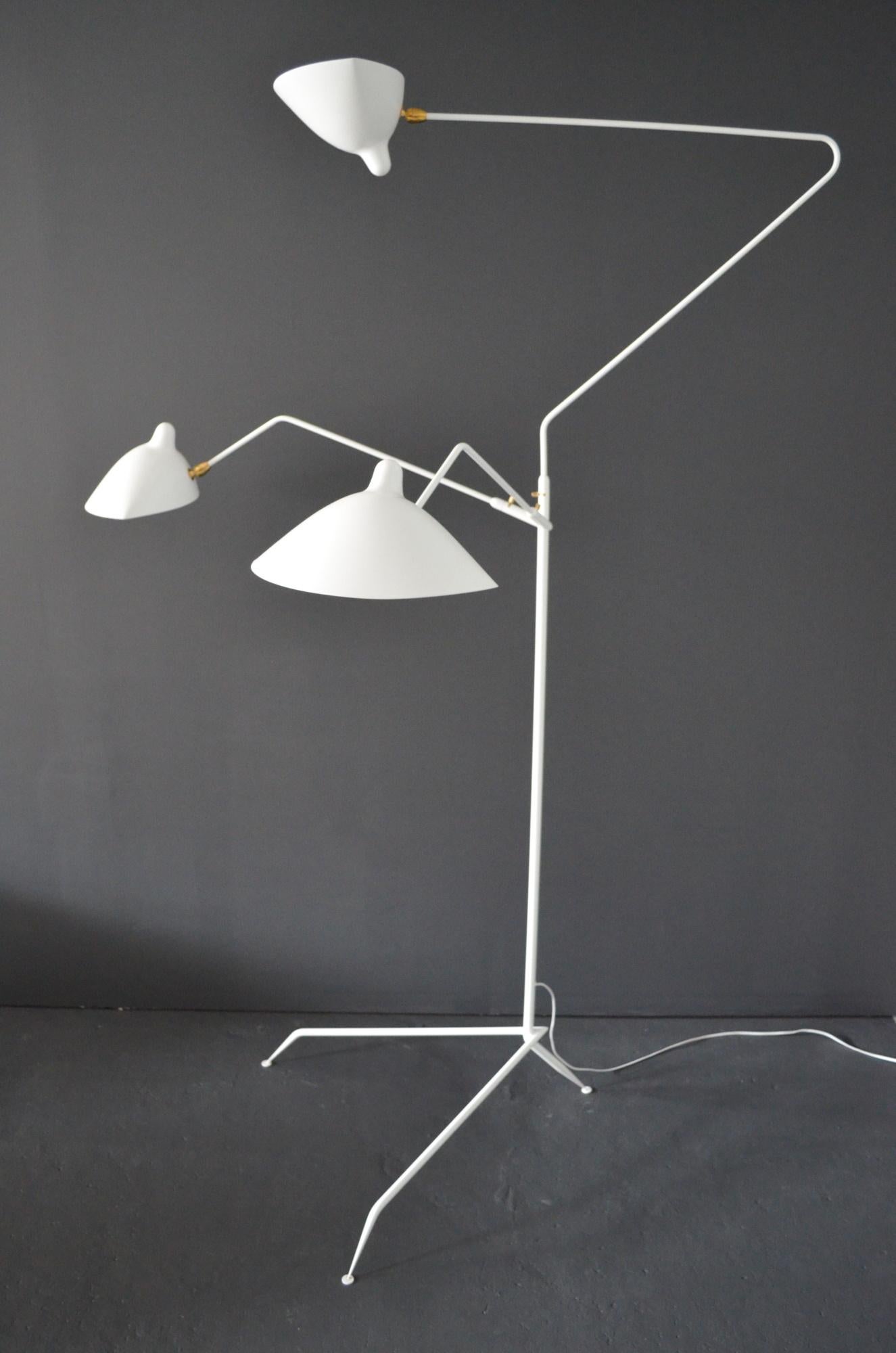 Serge Mouille – Stehlampe mit 3 Armen in Weiß (Moderne der Mitte des Jahrhunderts) im Angebot