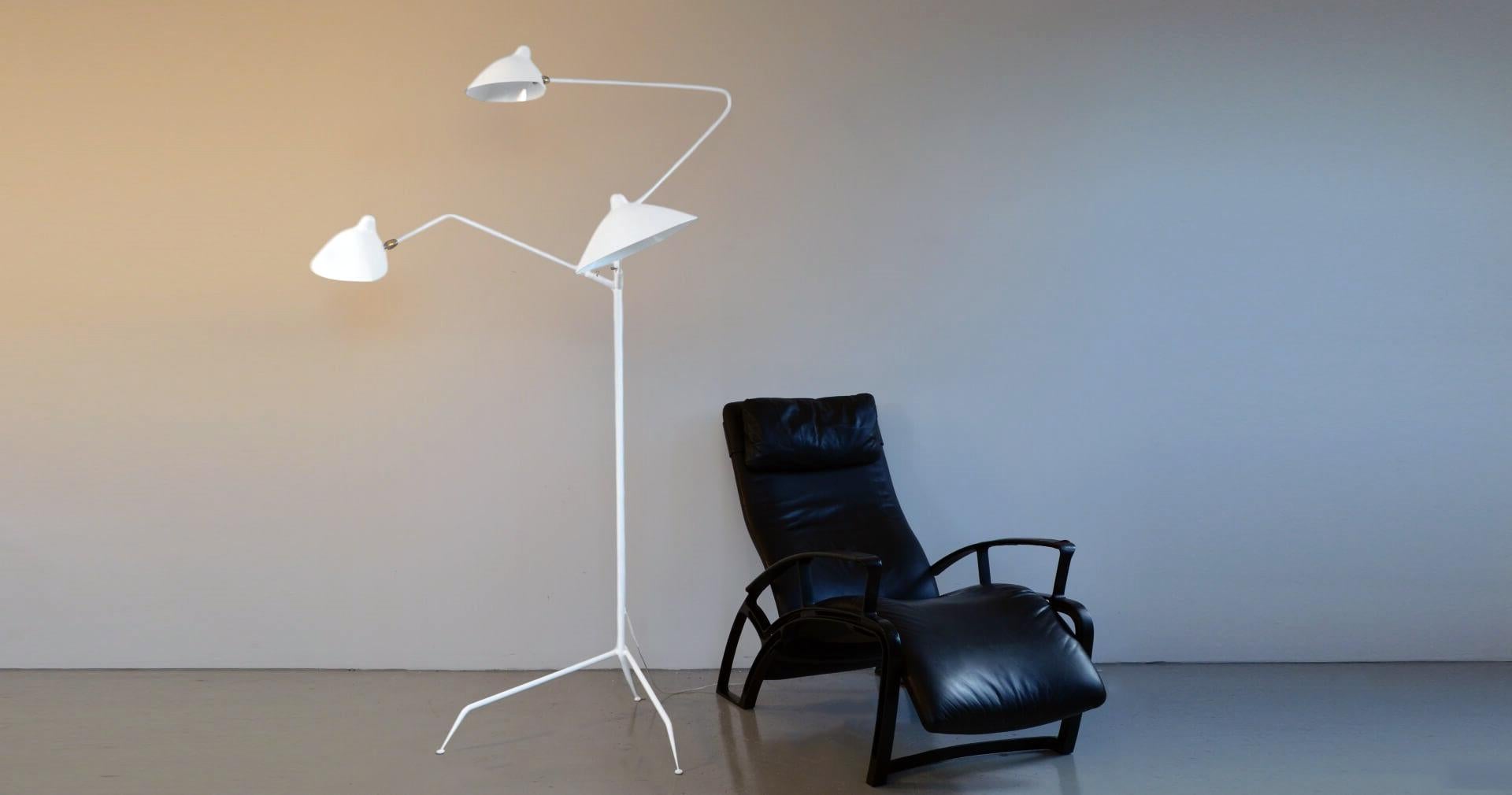 Serge Mouille – Stehlampe mit 3 Armen in Weiß (Französisch) im Angebot