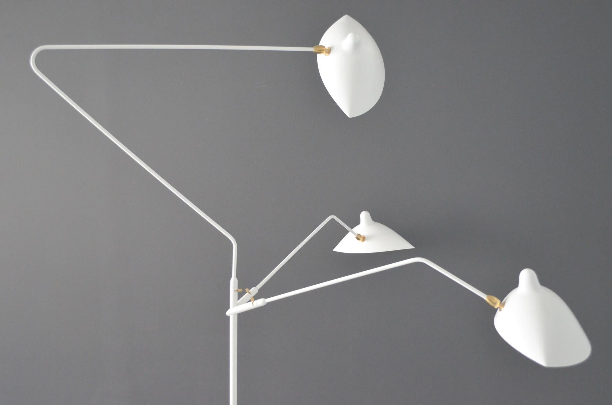Serge Mouille – Stehlampe mit 3 Armen in Weiß (Moderne der Mitte des Jahrhunderts) im Angebot