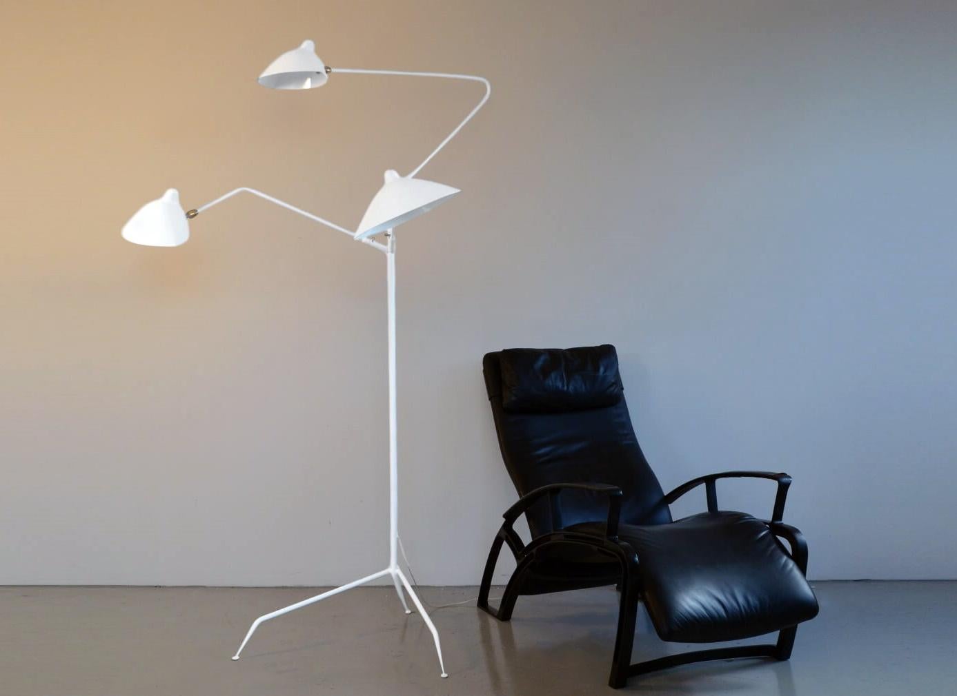 Serge Mouille – Stehlampe mit 3 Armen in Weiß (Gemalt) im Angebot
