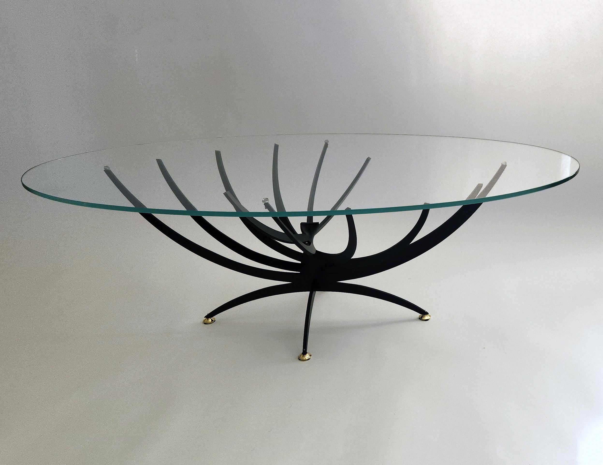 La Table Vrilee o Twisted Table è un raro e unico progetto di arredamento realizzato da Mouille. 

Presentata per la prima volta nel 1962 al prestigioso Salon des Arts Ménager, quest'opera unica affascina per la sua audacia e la sua maestria