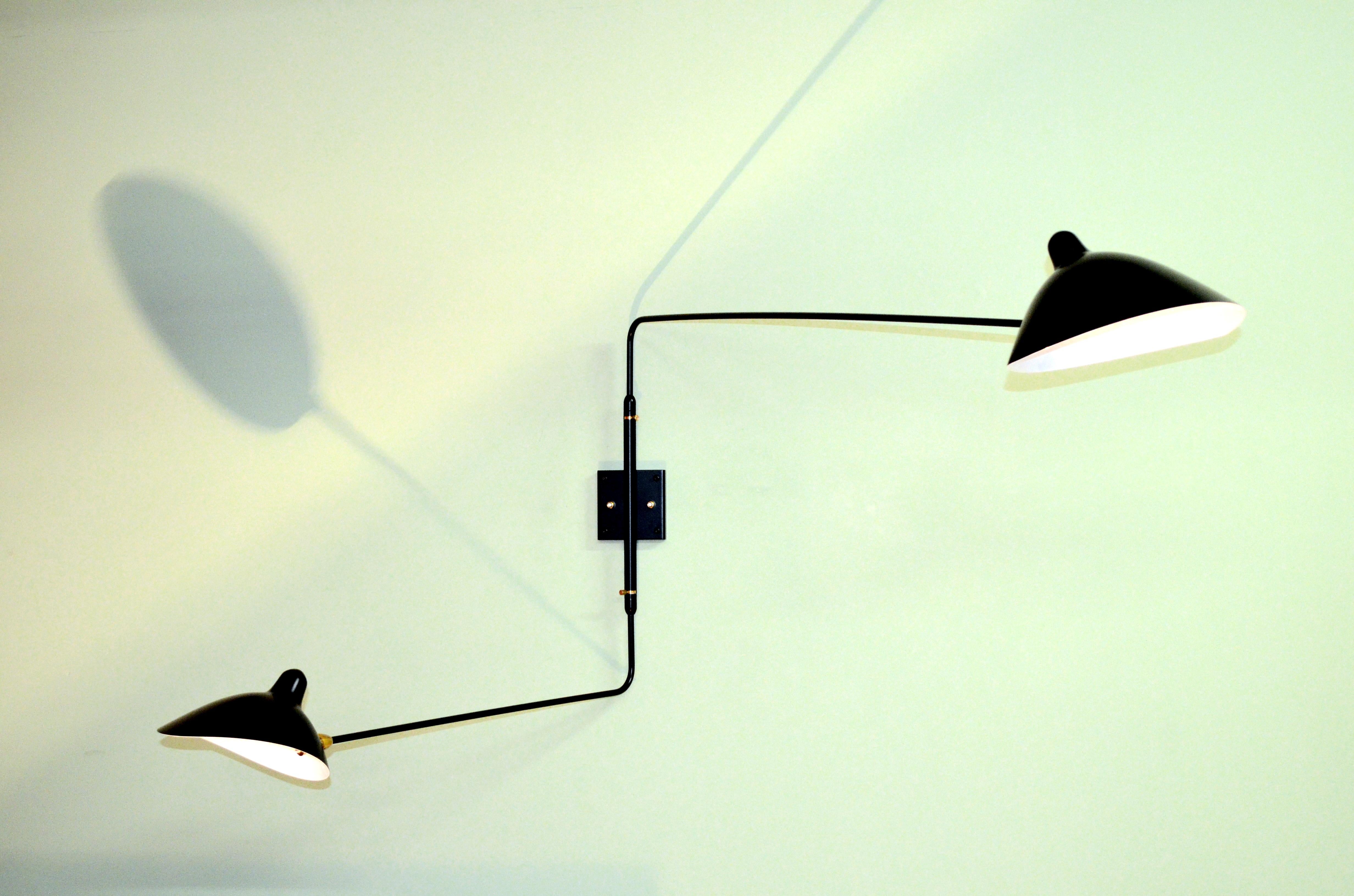 Une lampe pratique capable d'éclairer deux zones en même temps. Les bras tournent indépendamment tandis que les abat-jours s'inclinent et tournent d'eux-mêmes. Un double interrupteur situé sur l'emplacement de montage permet de contrôler