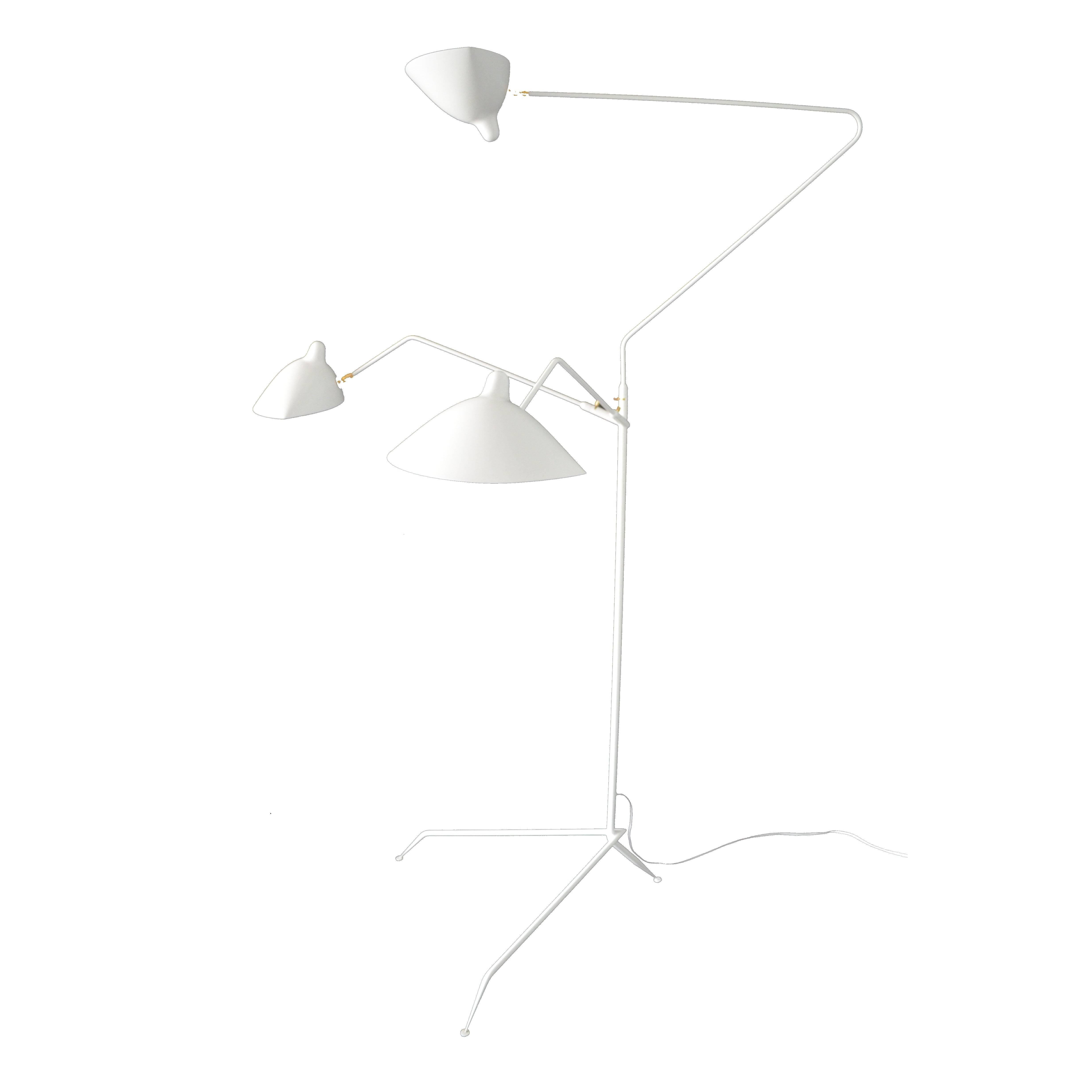 C'est la lampe la plus polyvalente de la collection Mouille. Chaque teinte de chapeau peut être orientée différemment. De forme sculpturale avec trois bras rotatifs, il se dresse majestueusement sur une base tripode terminée par des pieds effilés.