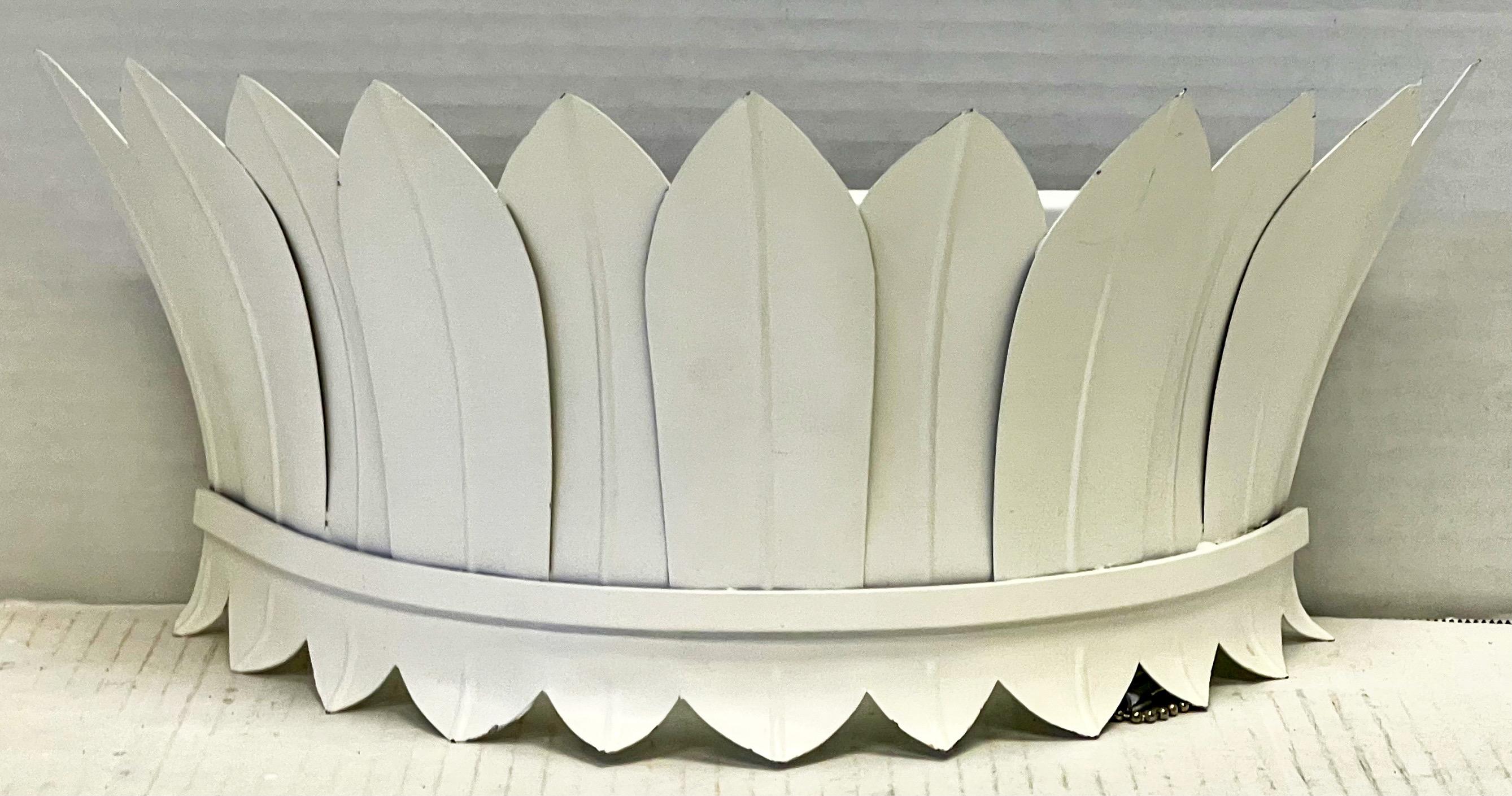 Serge Roche inspirierte weiße Metall-Wandleuchter, drei verfügbar im Zustand „Gut“ in Kennesaw, GA