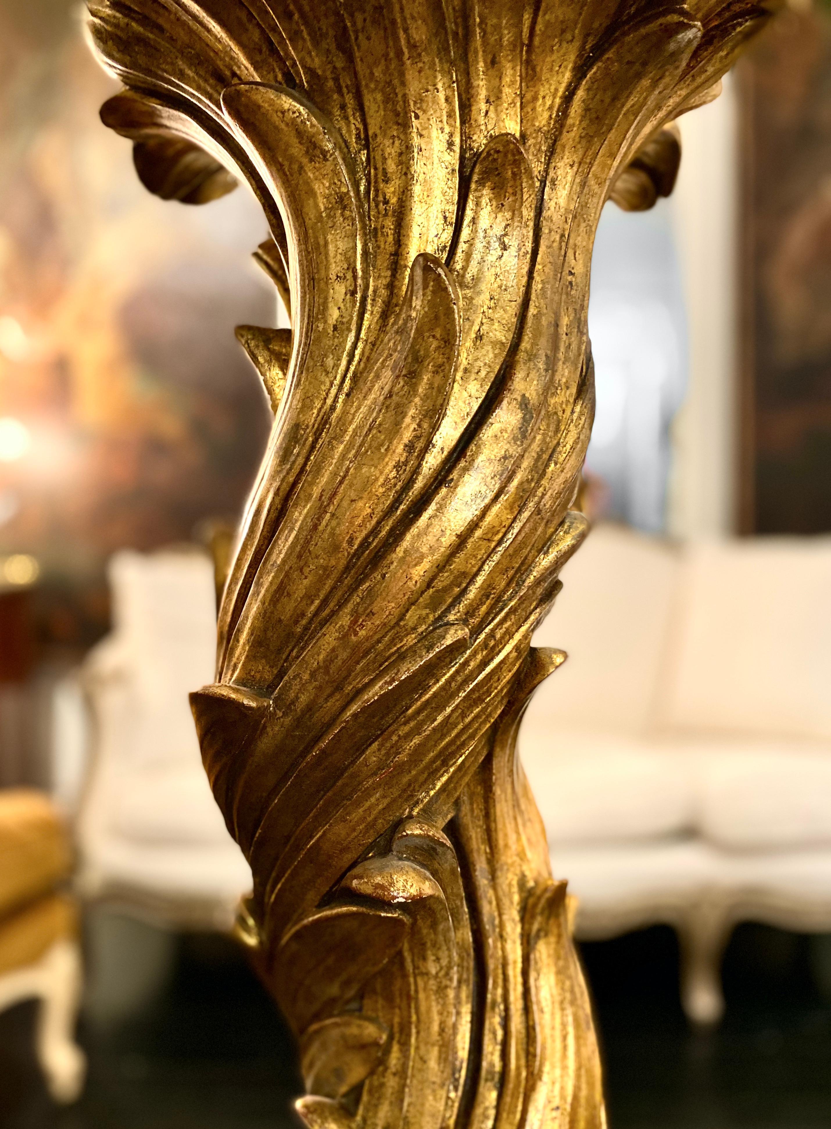 Doré Paire de colonnes en plâtre doré Serge Roche, mi-siècle moderne en vente