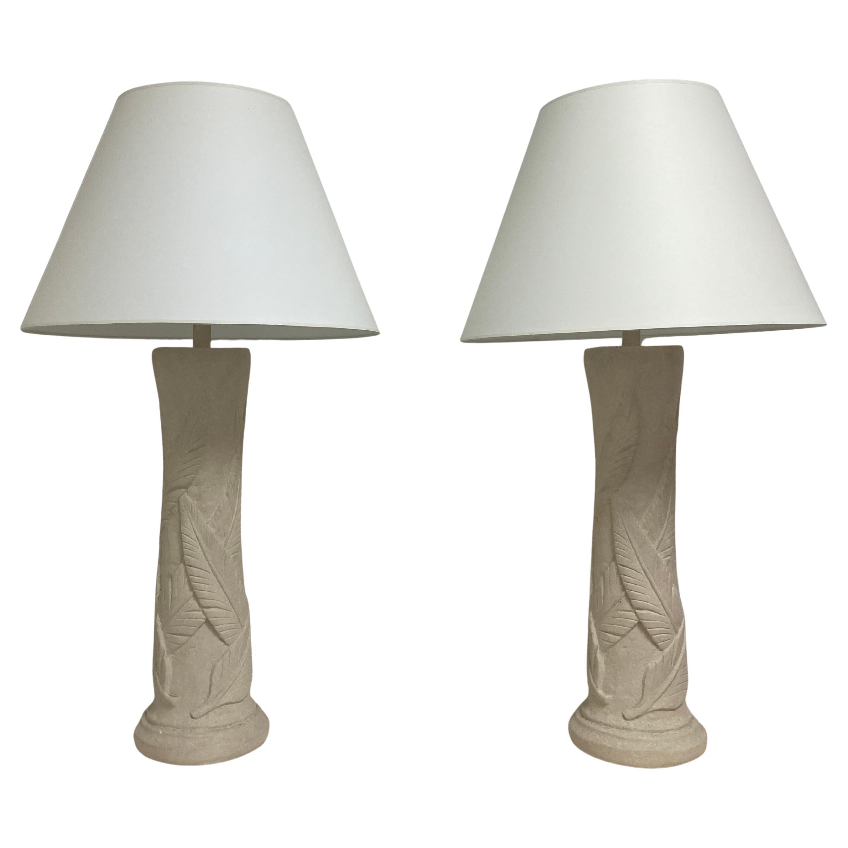 Pareja de lámparas de sobremesa Serge Roche de escayola con hojas de palmera en venta