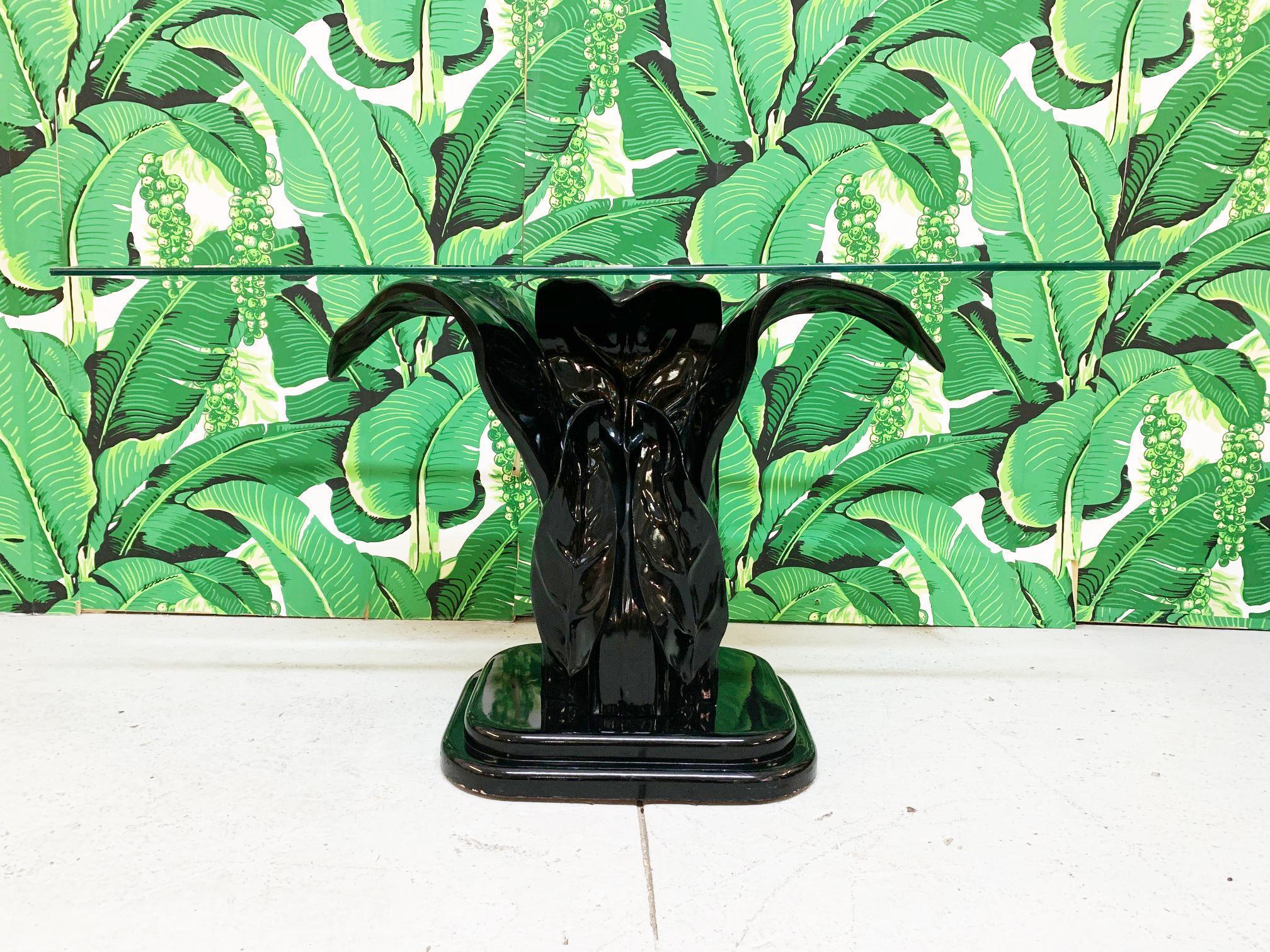 Konsolentisch im Art-déco-Stil von Serge Roche mit skulpturalem, hochglänzend schwarz lackiertem Federfuß. Die Glasplatte misst 54