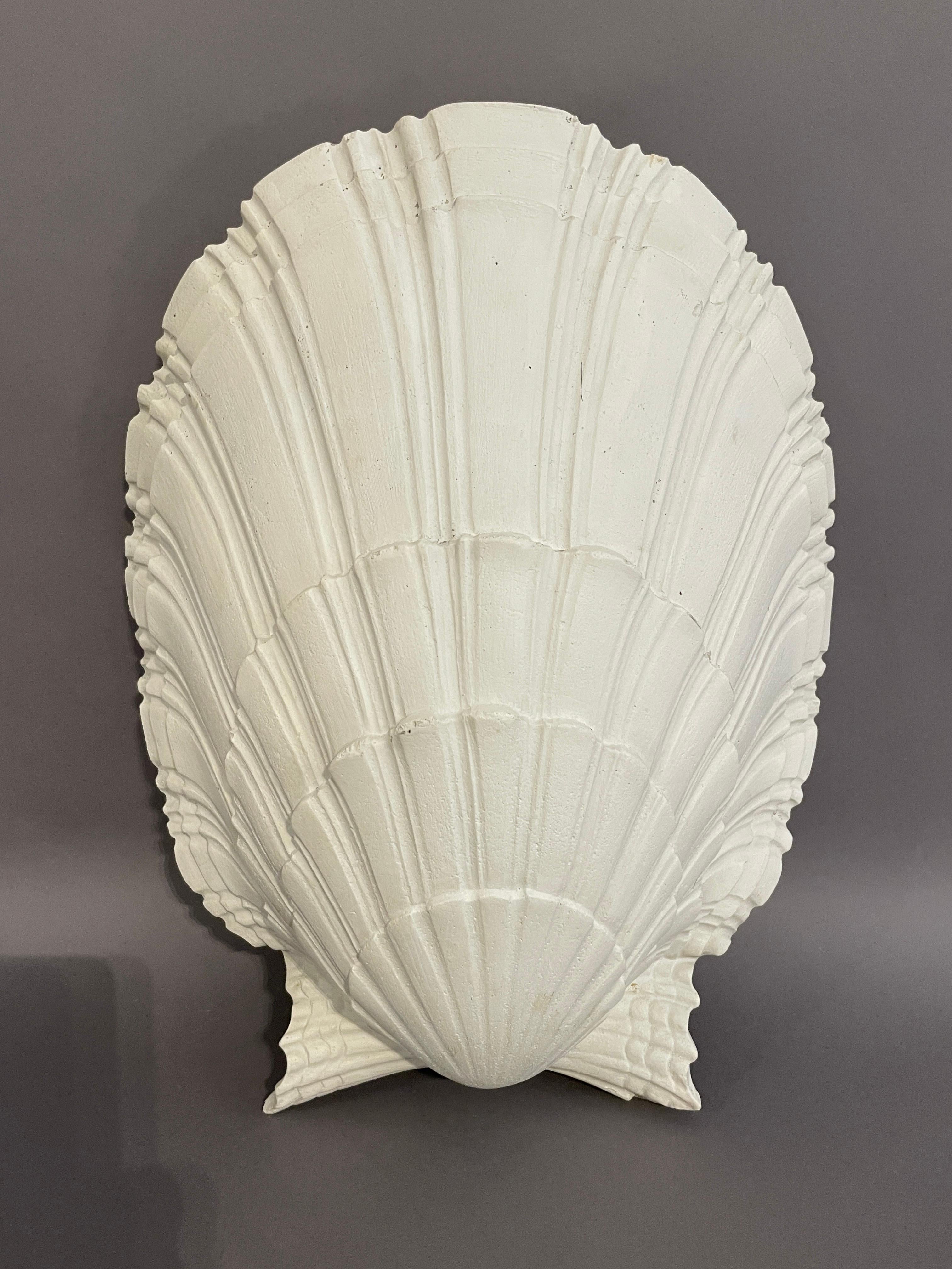 Single rare Serge Roche shell or conch in white plaster.
Excellent definition 