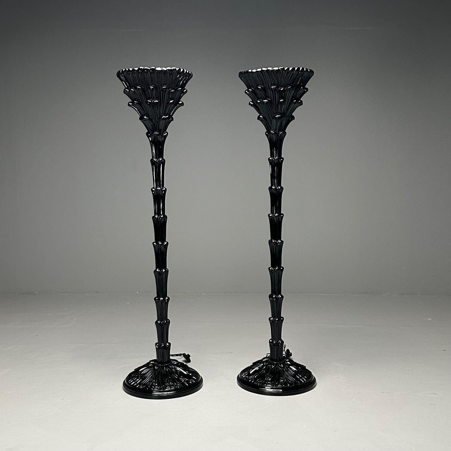 Stile Serge Roche, Hollywood Regency, Lampade da terra moderne a foglia di palma, torchiere, lacca nera

Coppia di lampade da terra in legno intagliato alla maniera di Serge Roche. Ogni esemplare è composto da legno intagliato a mano e da una