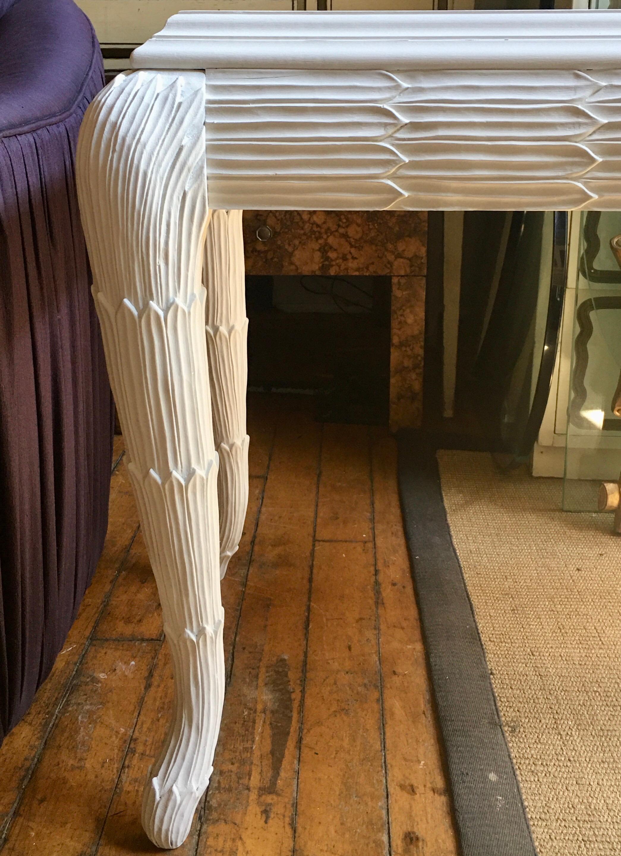 Skulpturaler Hollywood-Regency-Konsolentisch aus Holz und Glas im Stil von Serge Roche. Dieser Tisch im Palm Regency-Stil zeichnet sich durch ein dimensionales und unglaublich detailliert geschnitztes Palmenmotiv mit zwei abgeschrägten
