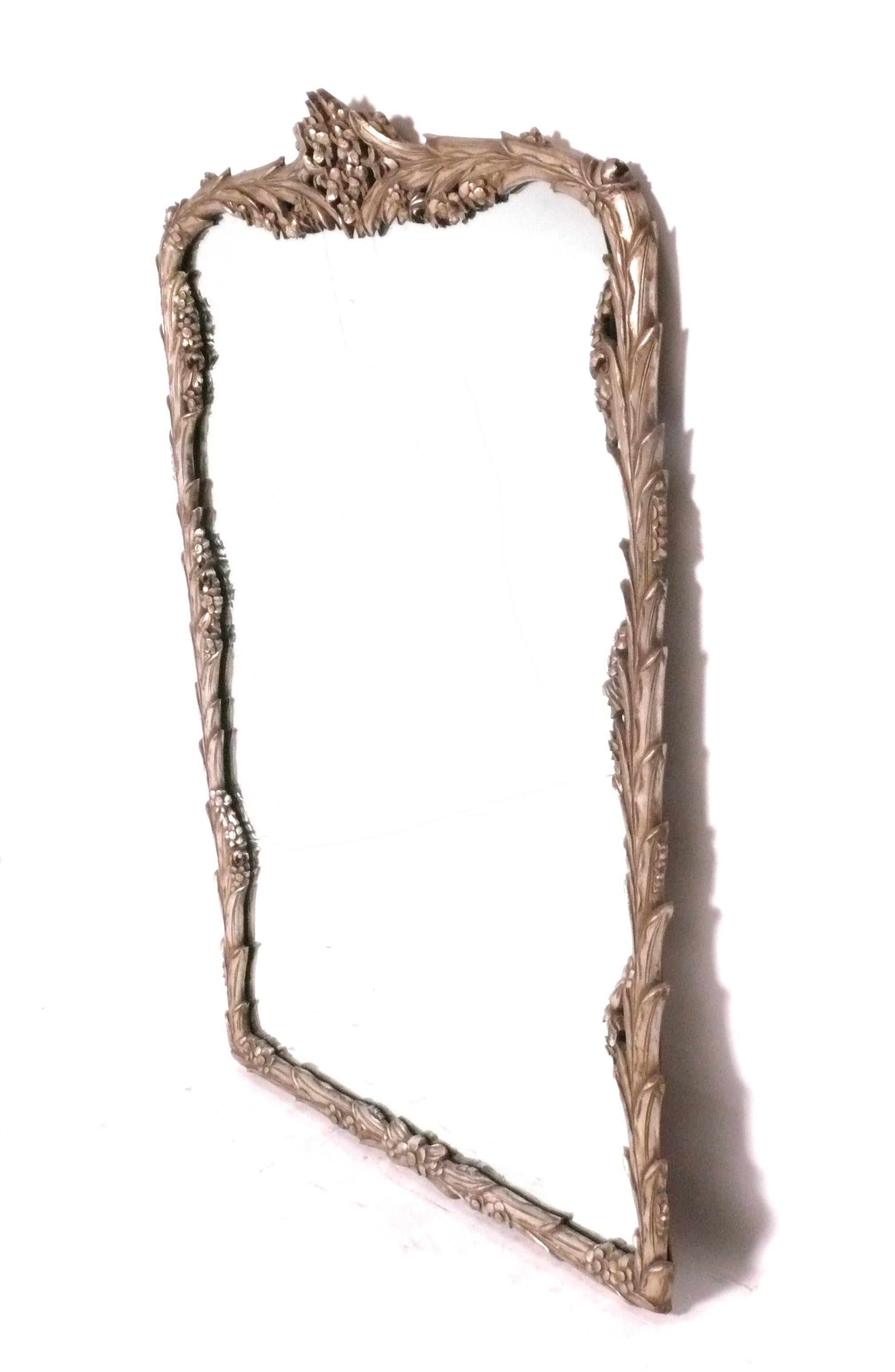 Elegante specchio in gesso e legno dipinto d'argento, alla maniera di Serge Roche, francese, anni '40 circa. Conserva la sua calda patina originale. Misura ben 51,25