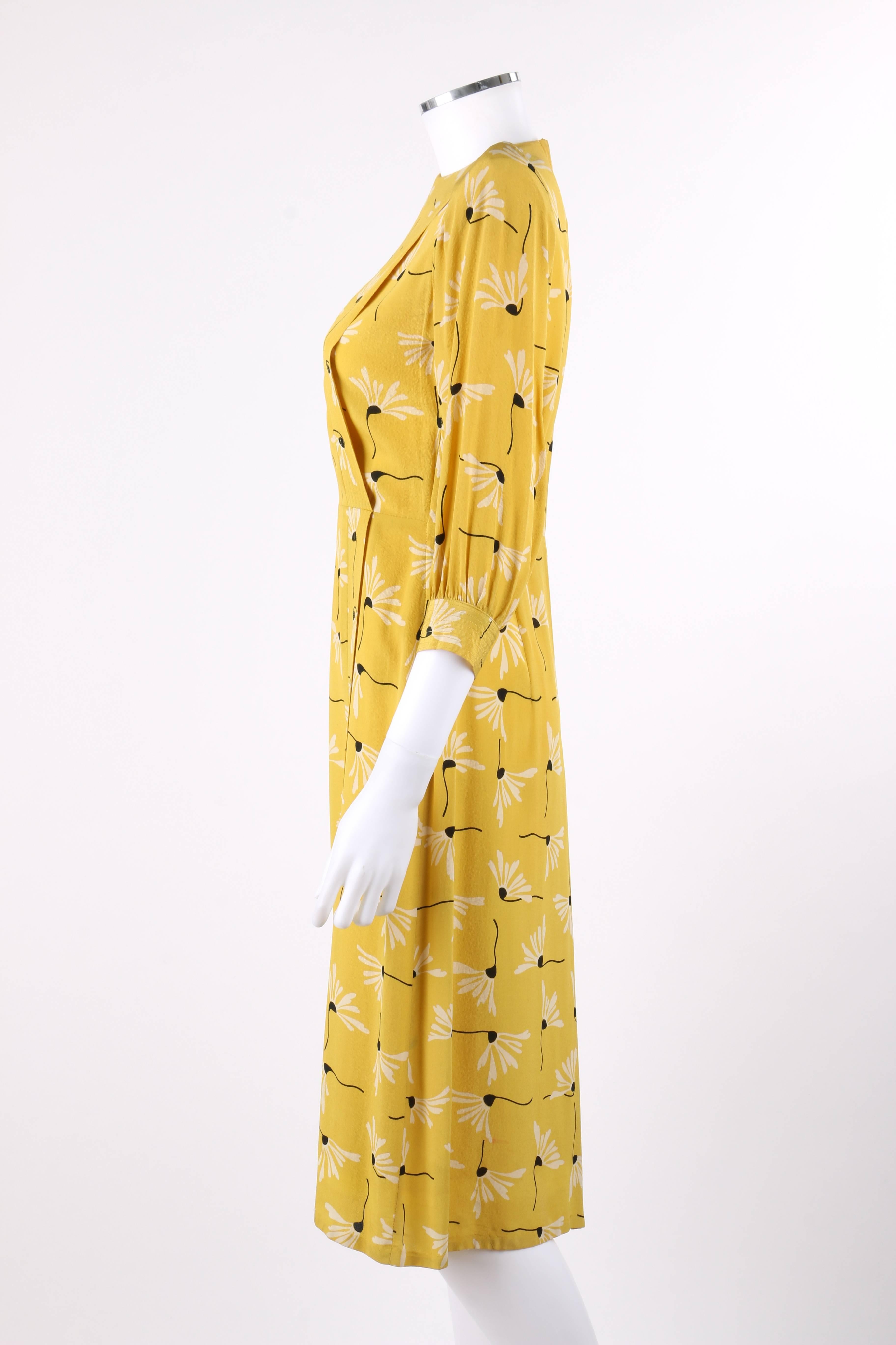 SERGEE OF CALIFORNIA c.1940's Yellow Daisy Floral Print Rayon Crepe Day Dress In Good Condition For Sale In Thiensville, WI