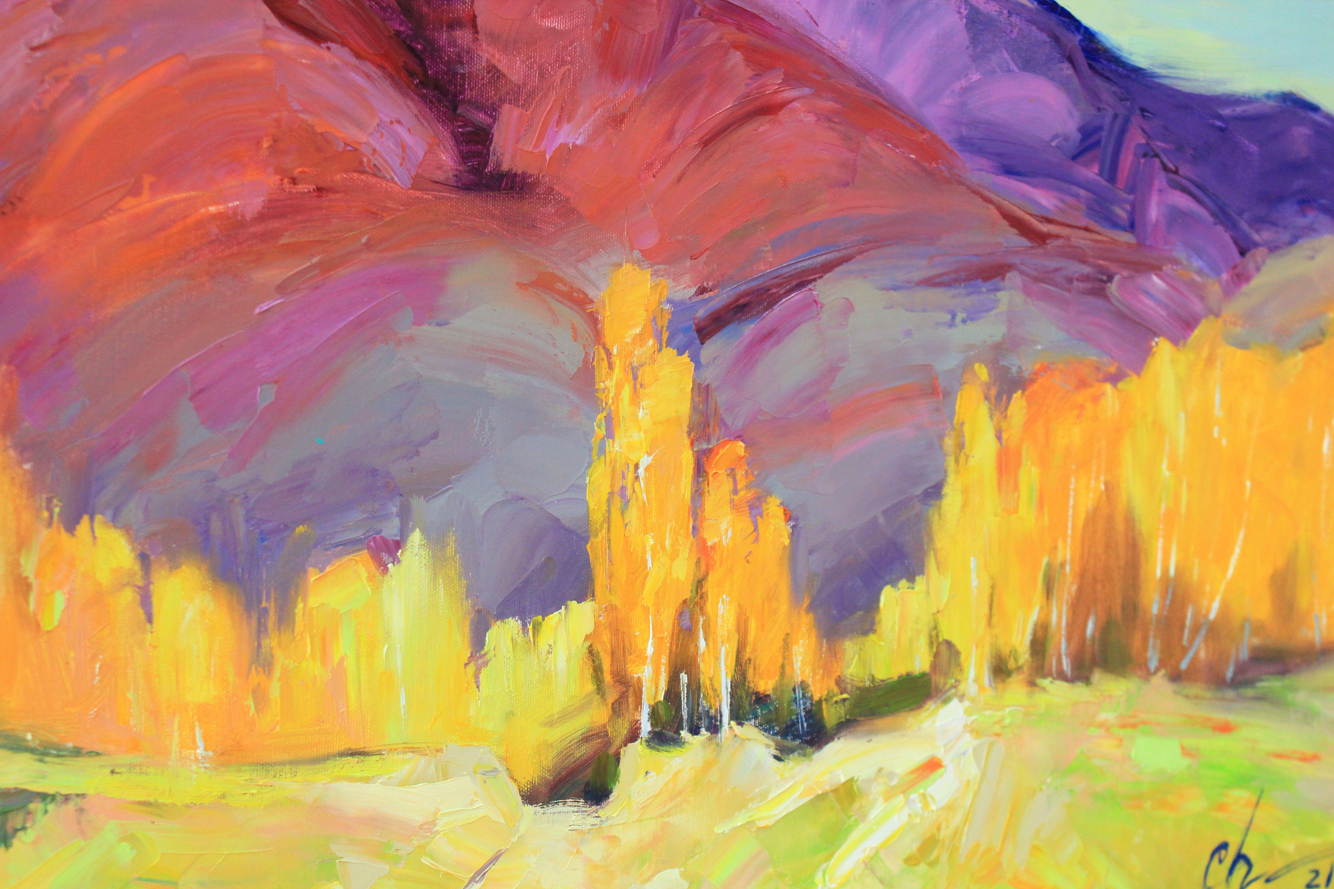 Herbstlandschaft mit Bergen, gemalt im Stil des Impressionismus, Realismus und Expressionismus.  Das Gemälde ist in warmen Gelb- und Orangetönen und kalten Violett-, Blau- und Grautönen gehalten.  Im Hintergrund des Bildes sind Berge zu sehen. Im