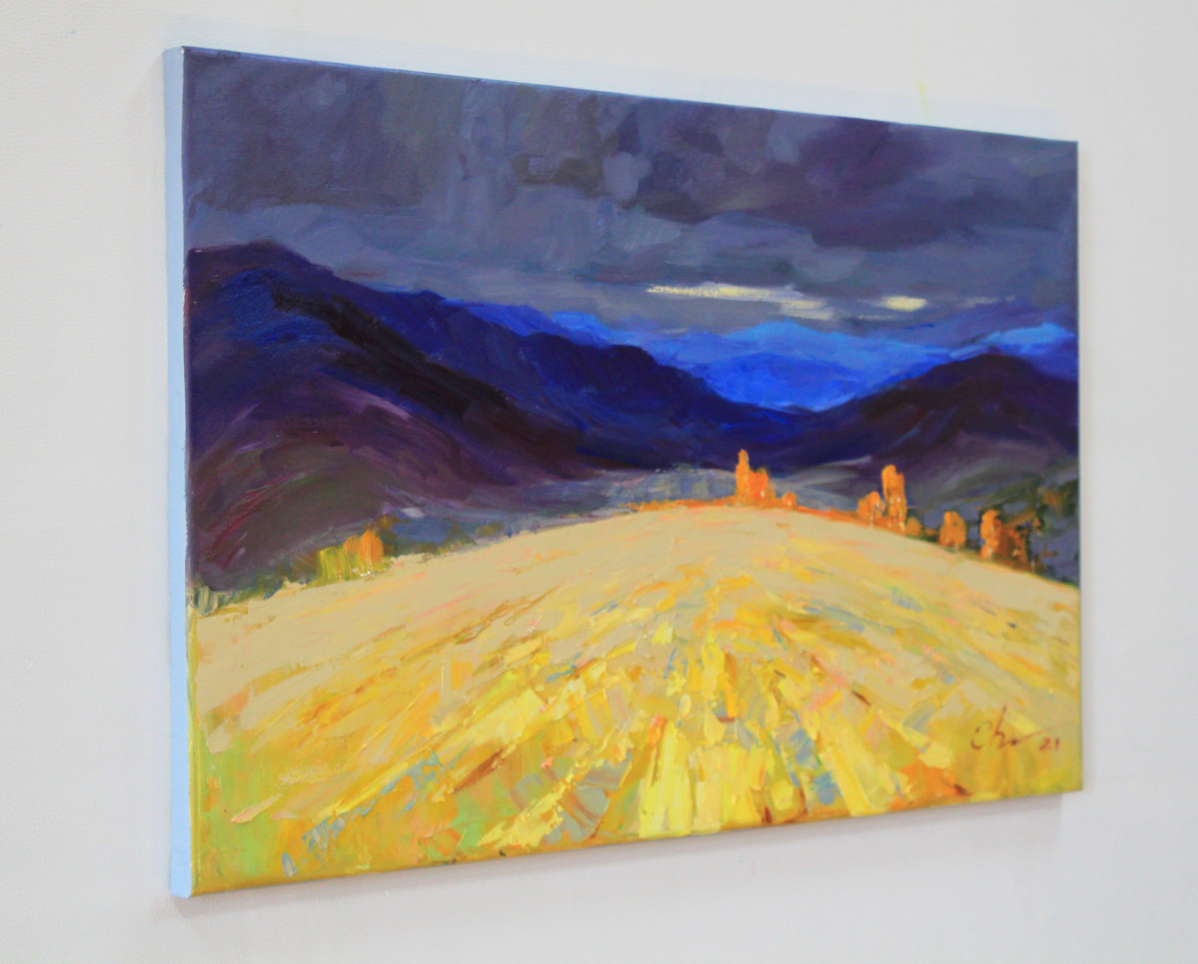 Ölgemälde Landschaft mit Bergen und Wolken, gemalt im Stil des Impressionismus, Realismus Kunst, Expressionismus Kunst.  Auf dem Gemälde Vor dem Regen ist ein Gebirgstal mit Bergen und Wolken abgebildet.  Das Gemälde ist in sanften, kalten Blau-,