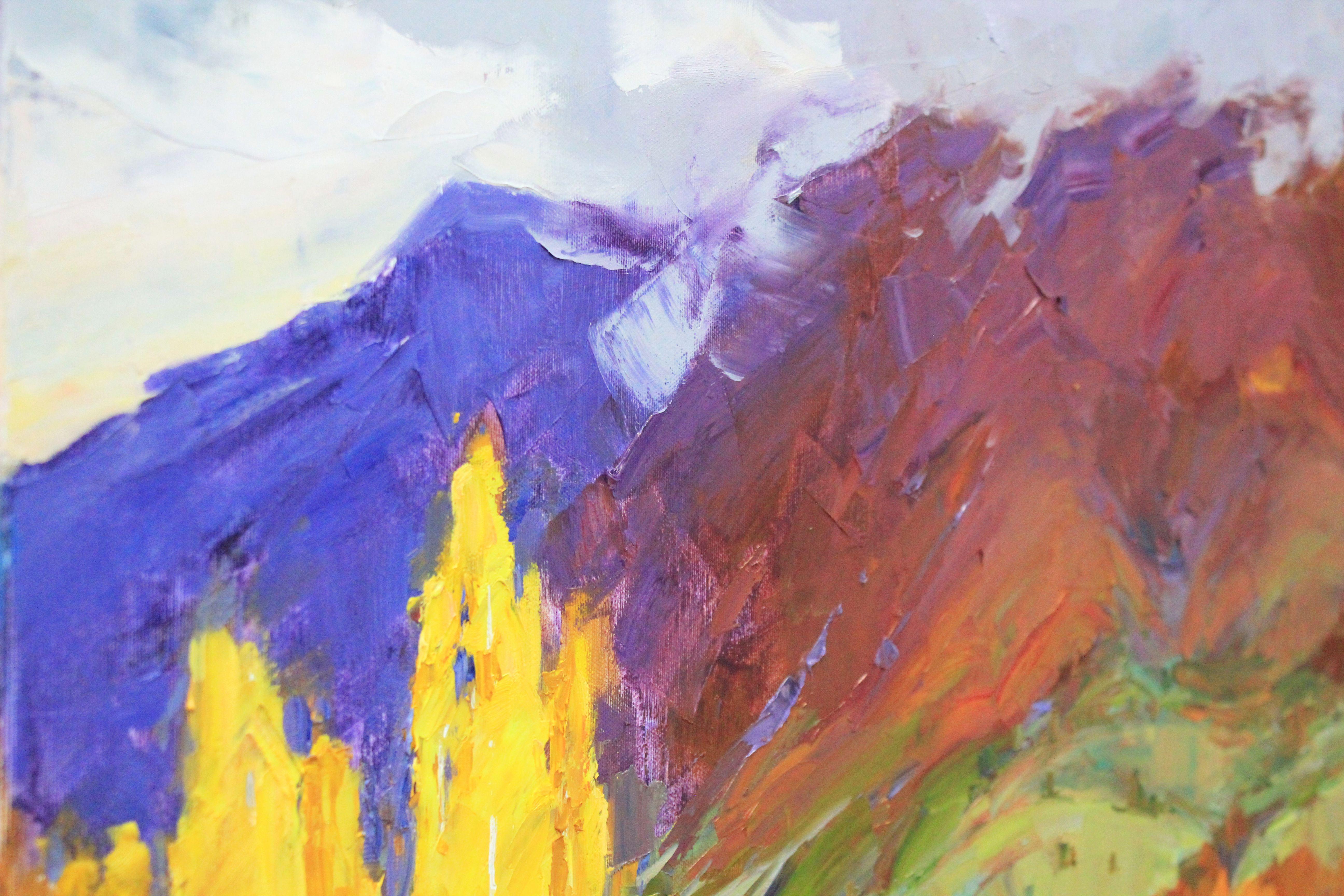 Herbstlandschaft mit Bergen, gemalt im Stil des Impressionismus, Realismus und Expressionismus.  Das Gemälde ist in warmen Gelee-, Violett-, Orange- und Grautönen gehalten.  Im Hintergrund ist das Bild eines Berges zu sehen, über den sich Nebel