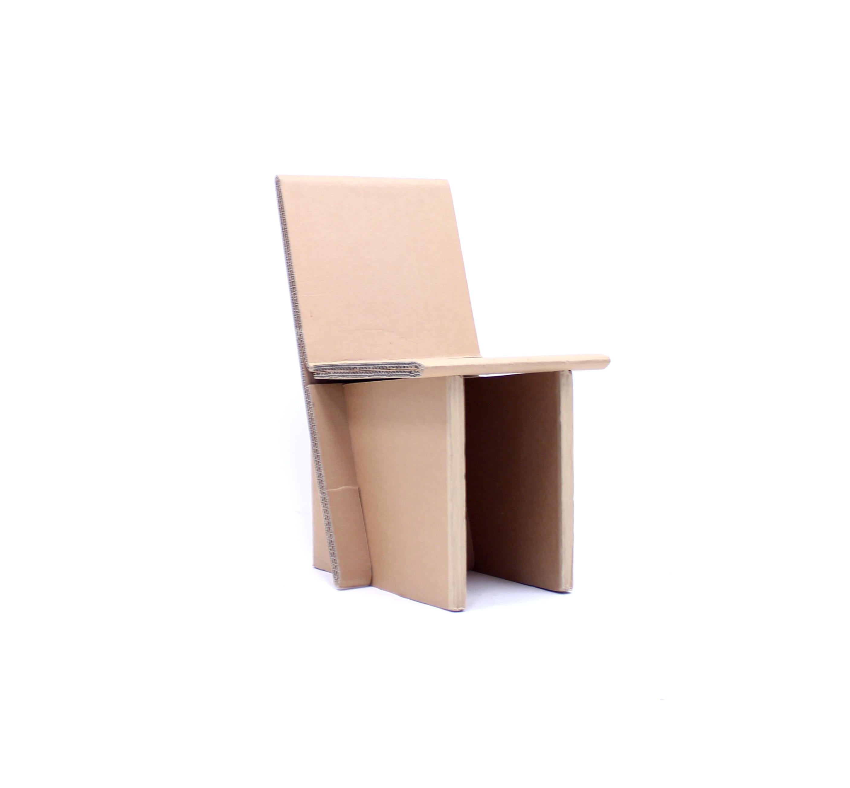 Von Sergej Gerasimenko für sein eigenes Unternehmen Returmöbler entworfener Pappstuhl in limitierter Auflage, um 2010. Limitiert auf 100 Stück. Dieses Stück ist 39/100 nummeriert und von Sergej selbst unter dem Sitz handsigniert. Der Entwurf besteht