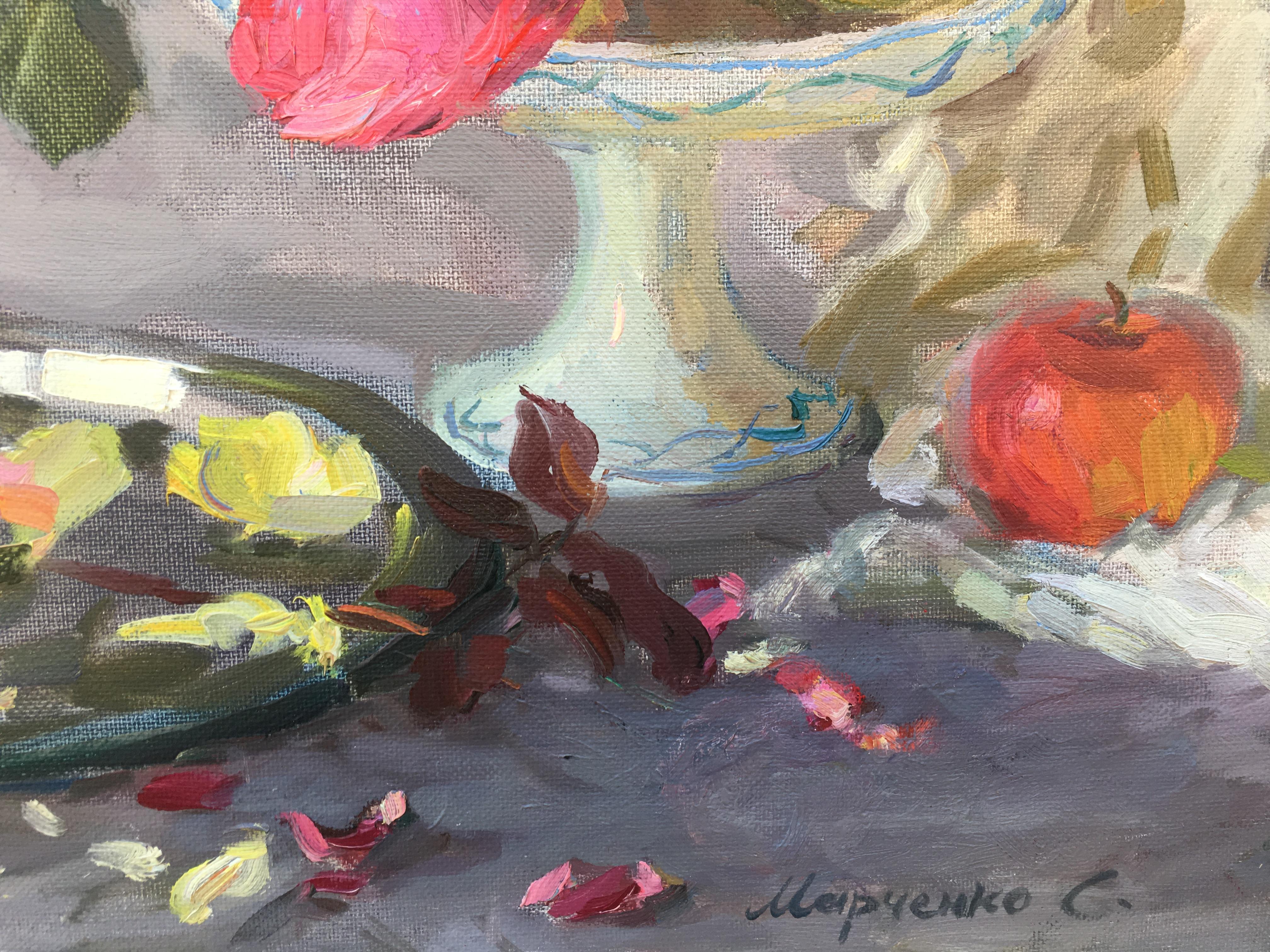 Rosas y frutas, Marchenko óleo sobre lienzo bodegón postimpresionista - Figurative Painting Gris de Sergey Marchenko