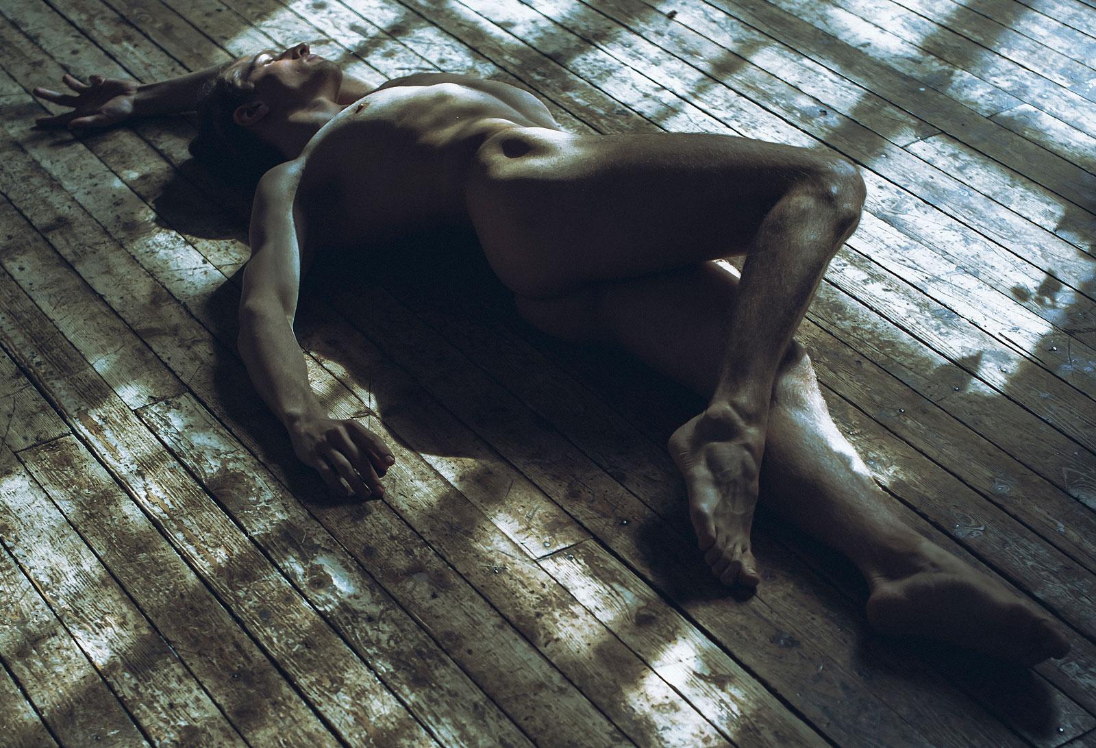 Akt in der Sonne auf dem Boden (aus dem Schatten) – Print von Sergey Vinogradov