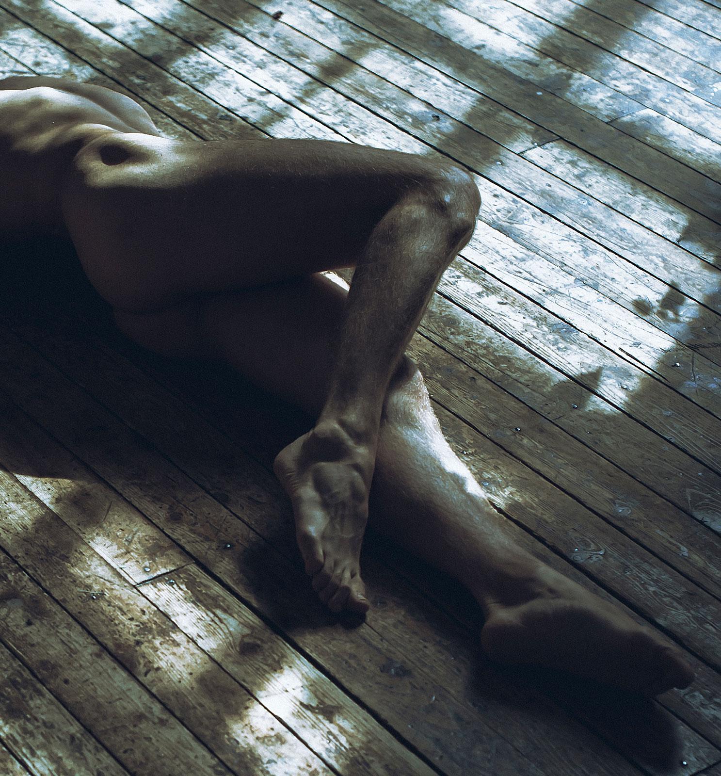 Akt in der Sonne auf dem Boden (aus dem Schatten) (Schwarz), Figurative Print, von Sergey Vinogradov