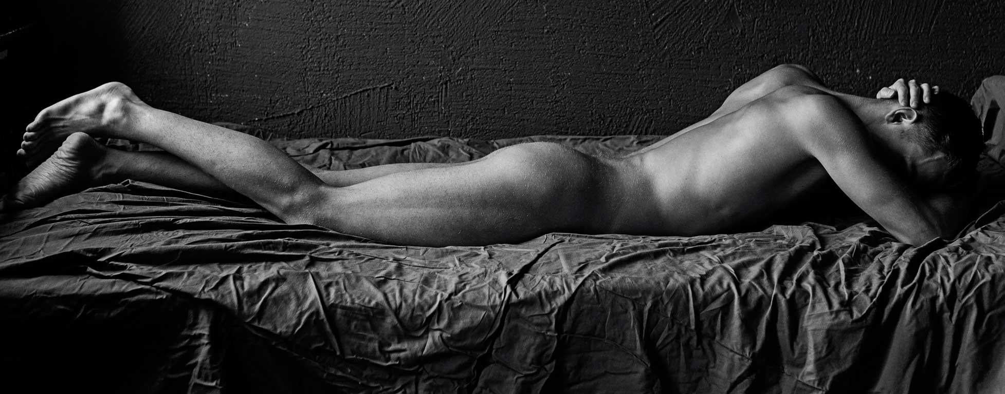 Tommy (Hombre desnudo tumbado boca abajo en una sesión de Vogue Italia) - Print de Sergey Vinogradov