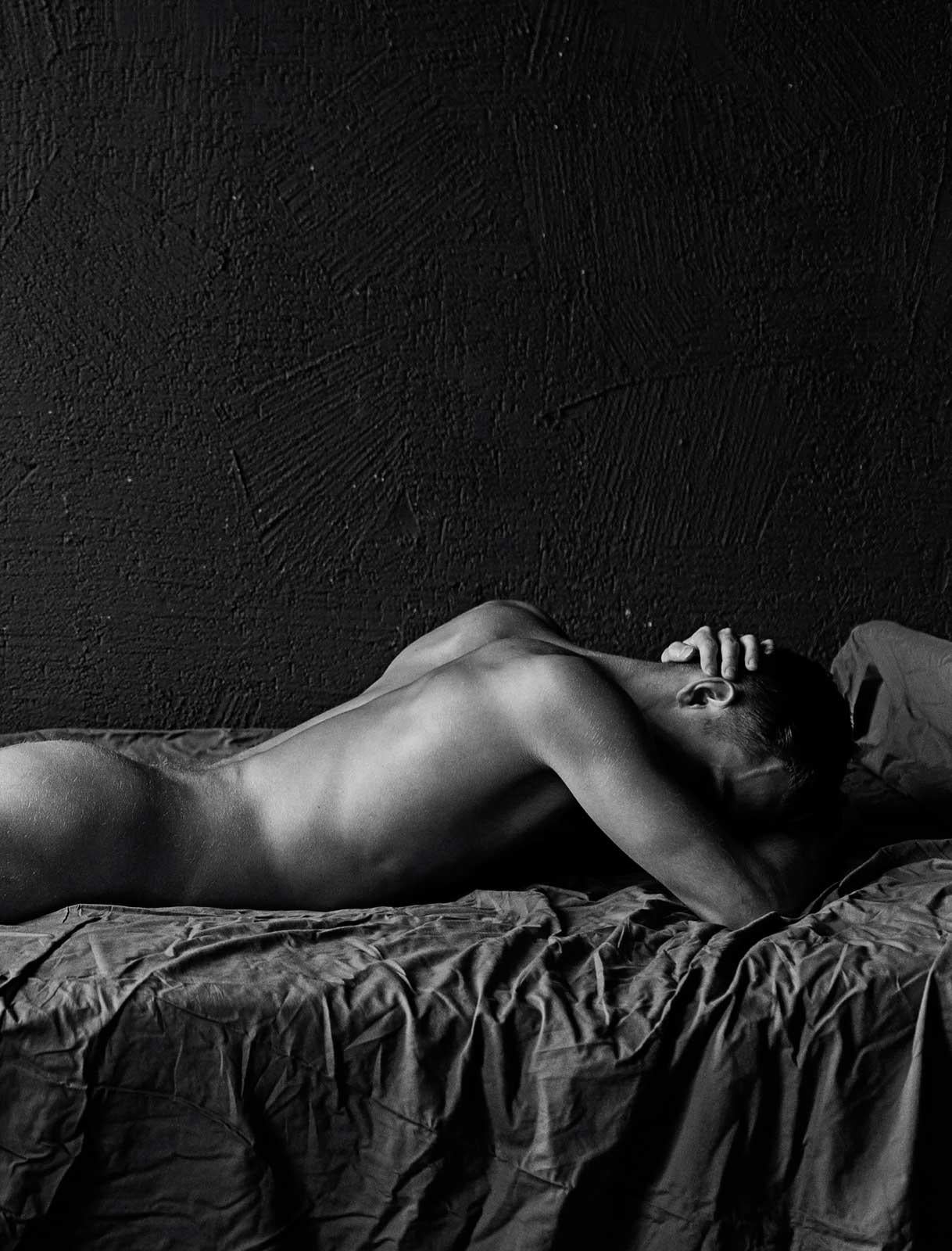 hombre desnudo boca abajo