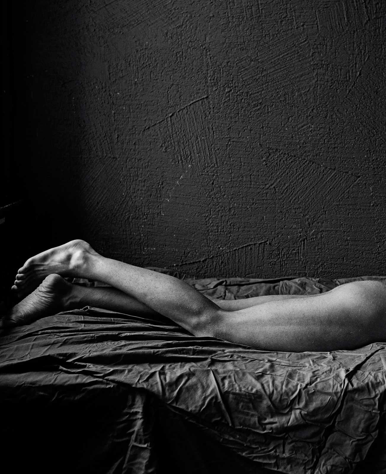 Tommy (Hombre desnudo tumbado boca abajo en una sesión de Vogue Italia) - Print Fotorrealista de Sergey Vinogradov