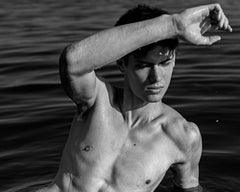 Joven Saliendo del Mar. En Celebración del Mes del Orgullo