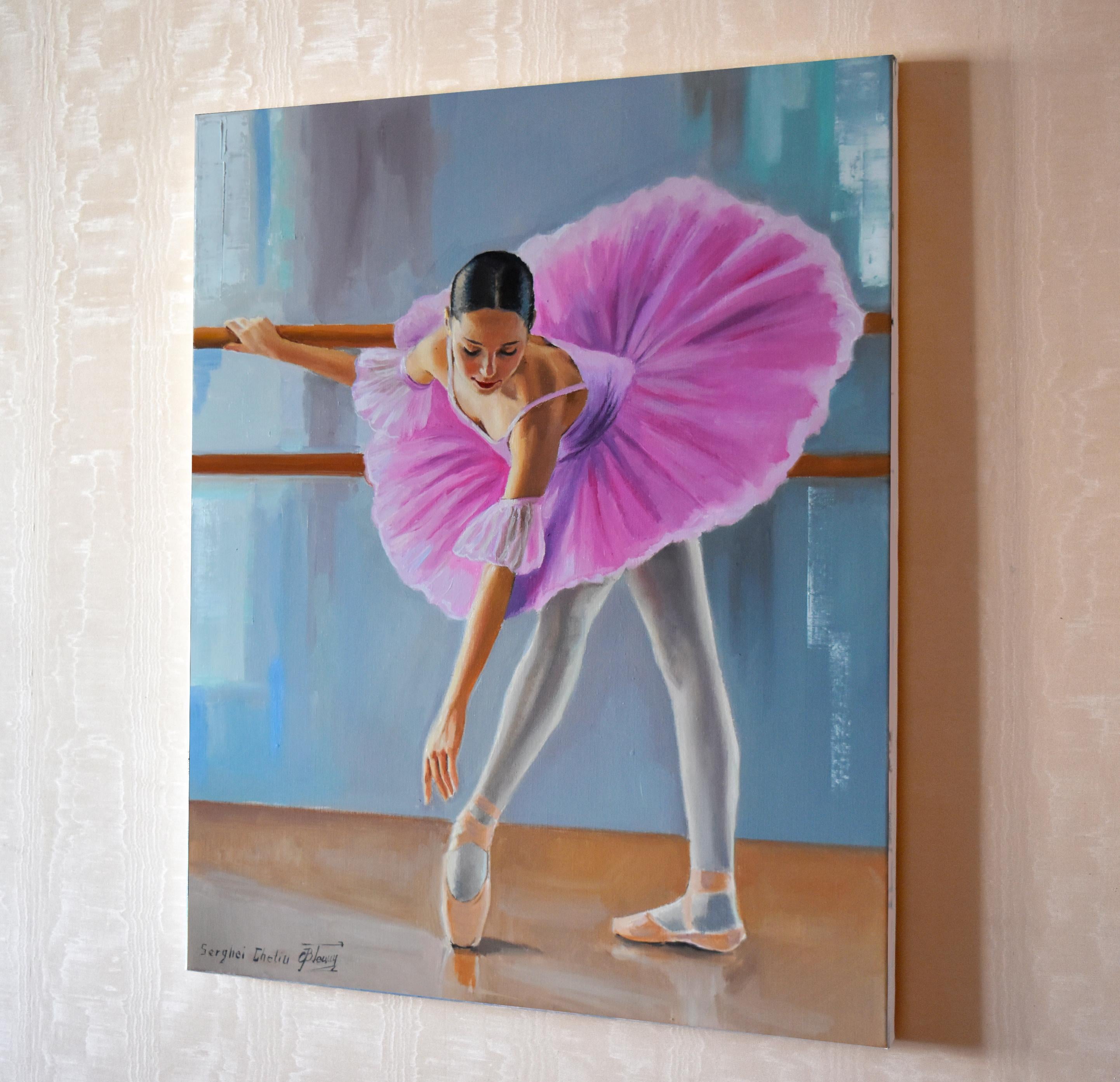 Eine Ballerina in Rosa III (Grau), Figurative Painting, von Serghei Ghetiu