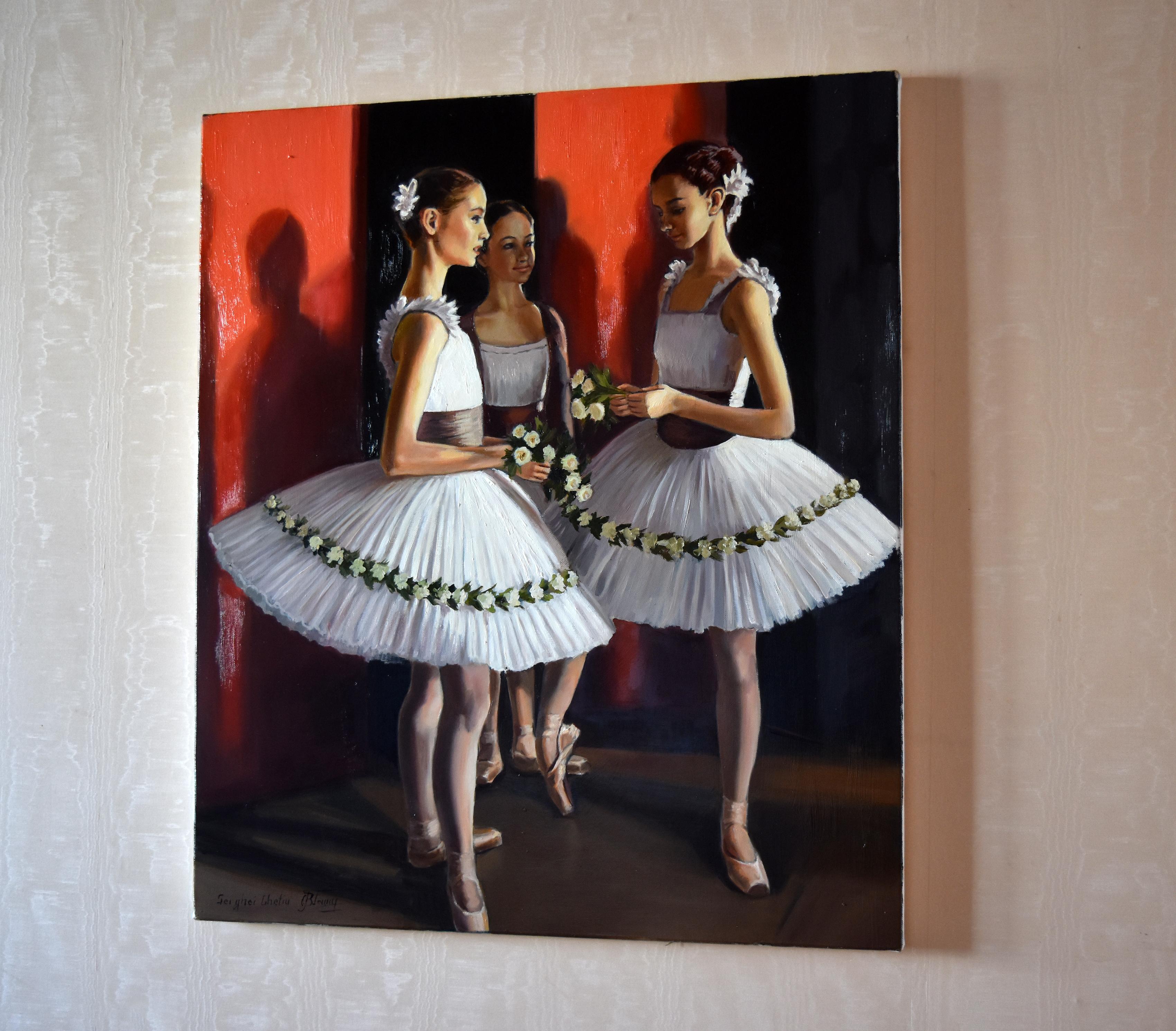 In diesem Bild habe ich die zarte Spannung und Anmut kurz vor Beginn der Aufführung eingefangen. Die sanften und doch konzentrierten Gesichtsausdrücke der Ballerinen verraten ihre Hingabe und Kameradschaftlichkeit. Ich wollte einen Moment stiller