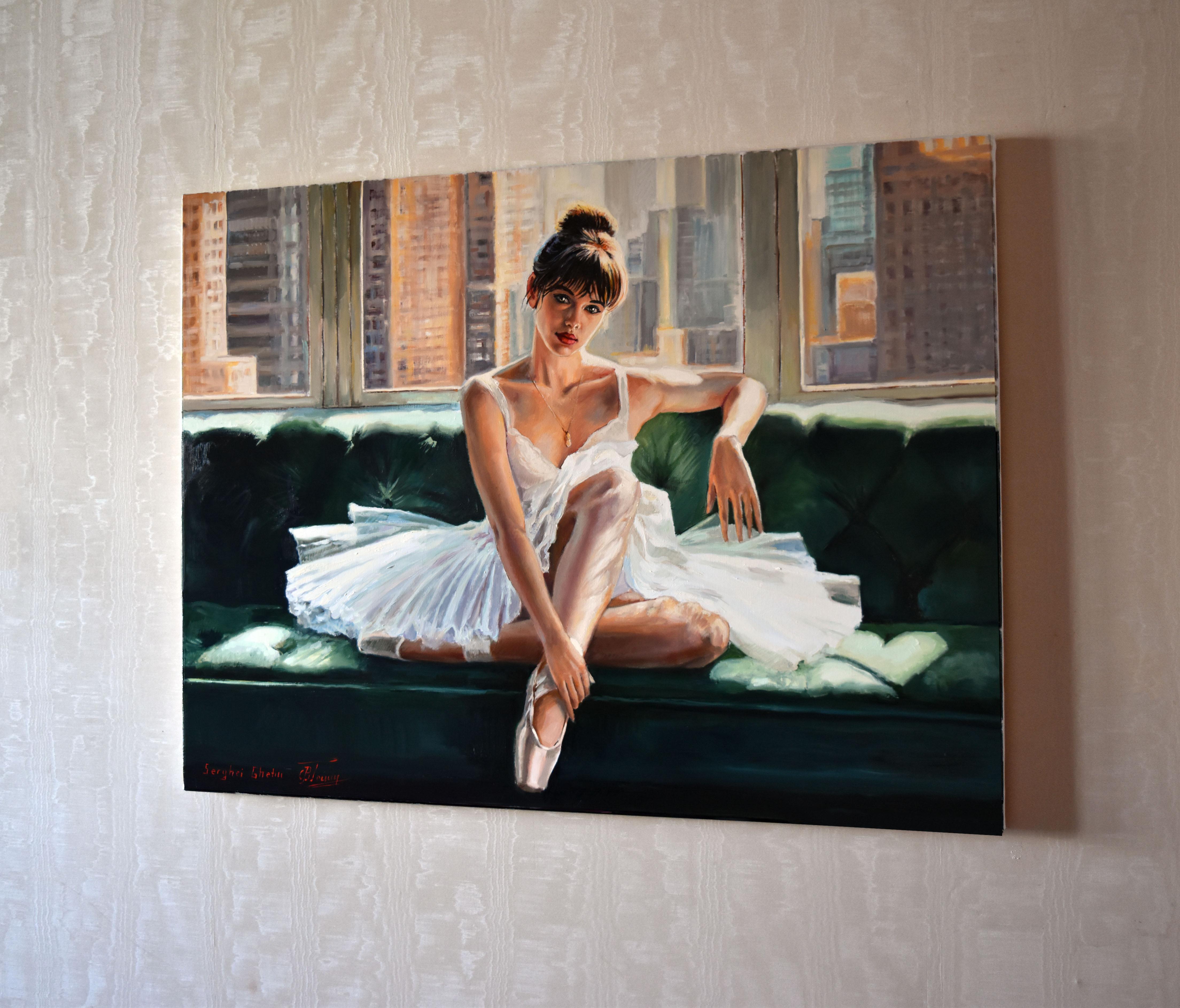 Ich habe Wärme und ruhige Kraft in dieses Stück gegossen und den nachdenklichen Moment einer Ballerina inmitten einer geschäftigen Stadtkulisse eingefangen. Mit Öl habe ich mich dem Impressionismus zugewandt, um die delikate Spannung zwischen Anmut