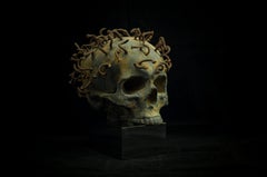 "Alfabeto de calaveras Nr. H" Escultura de bronce y acero 1/1 de Sergii Shaulis